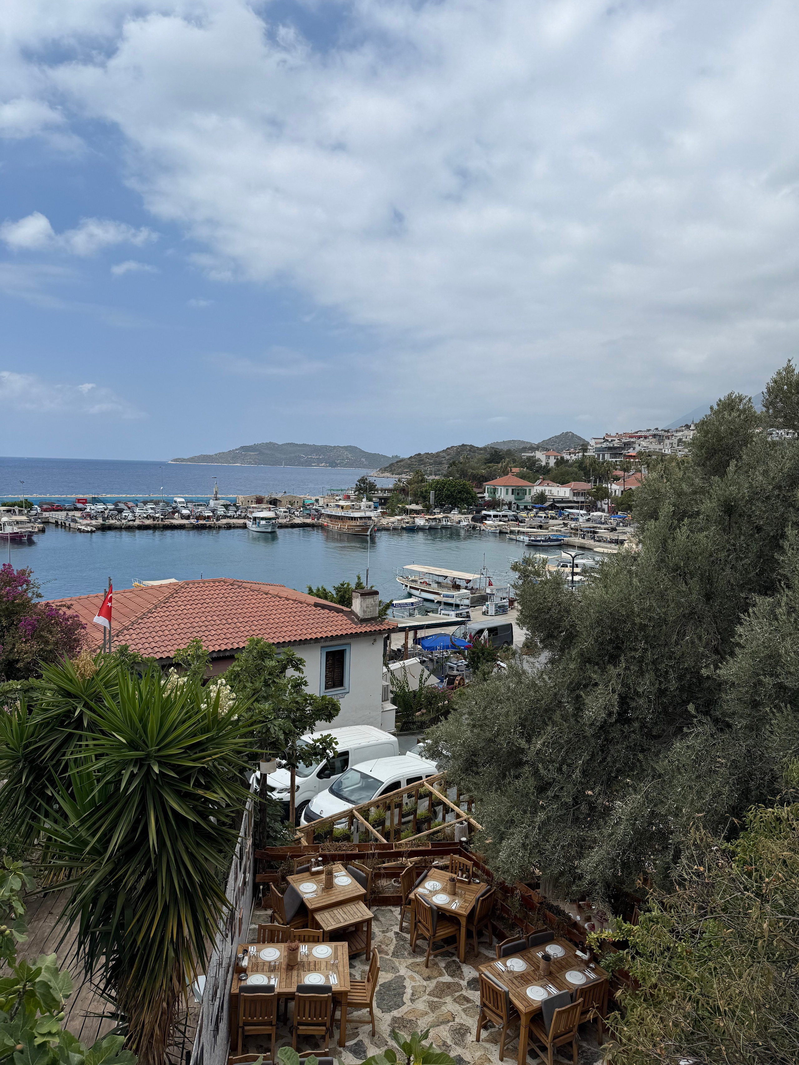 Türkiye’de 9 Gün: Rahat ve Sakin Her şehirde iki gün: İstanbul, Antalya, Kaş ve dağ manzaralı villa konaklaması