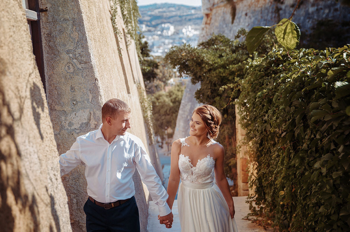 Молодожены в старом городе Ретимно на Крите. Фотосессия, стилист в Греции.