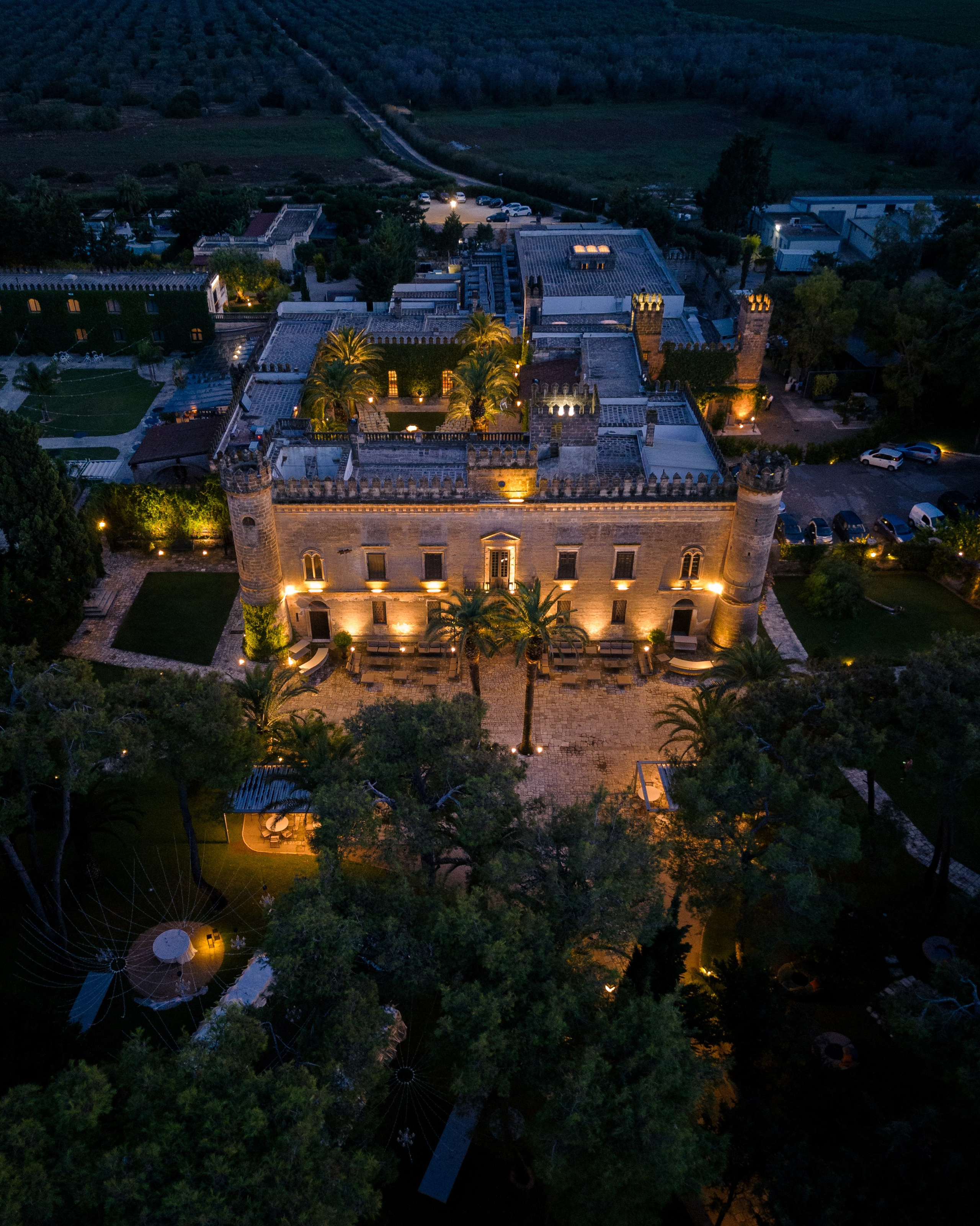 Proprietate viticolă elegantă într-o atmosferă romantică de seară