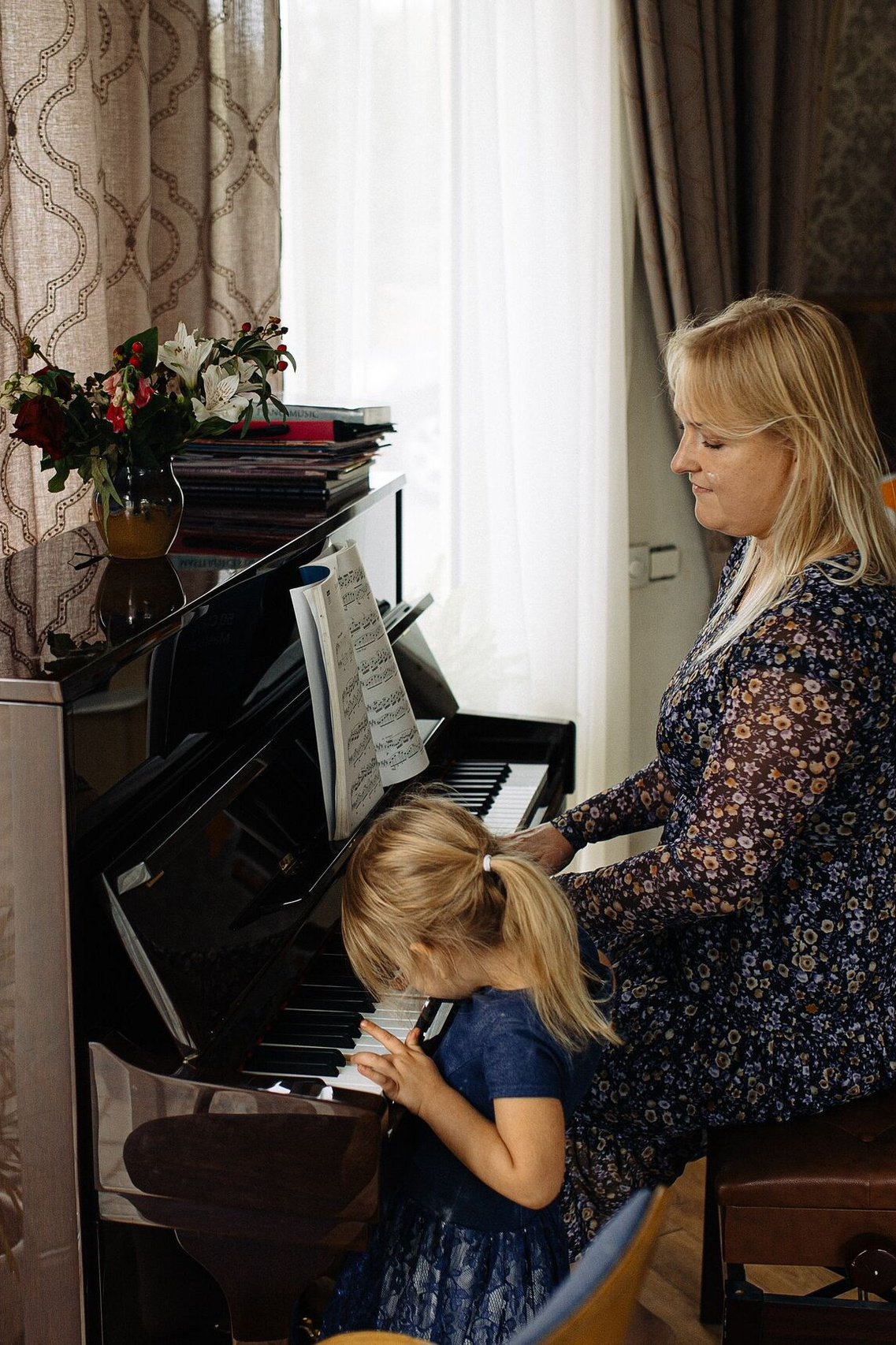 IETEIKUMI ĢIMENES FOTOSESIJAI MĀJĀS (skraidošie bērni)