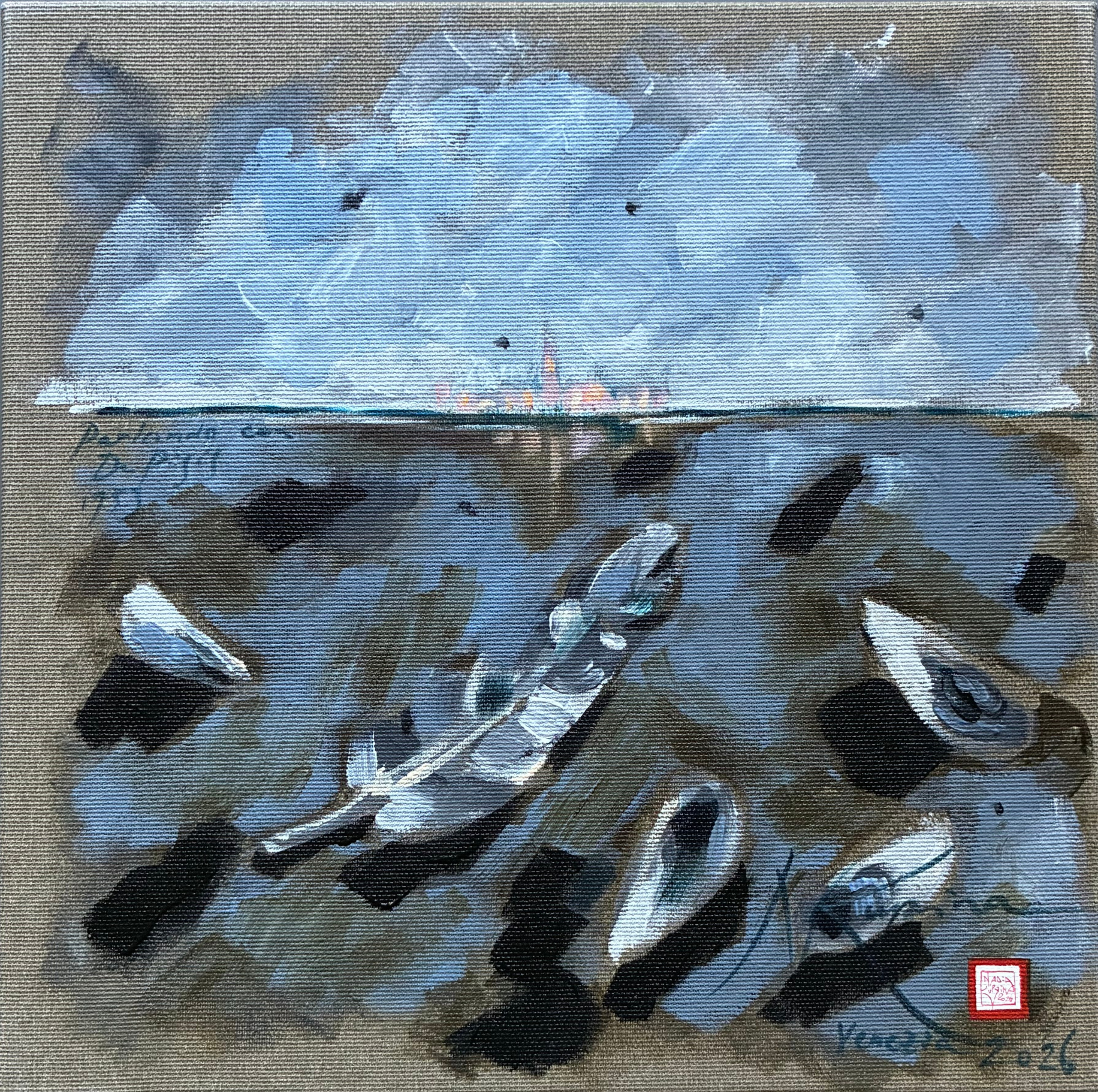 Acrylic on canvas, 30 x 30 cm: Venice in dialogue with Filippo De Pisis, a tribute to the painter. It reinterprets De Pisis’s 1953 Still Life, featuring a dramatic wind carrying feathers and shells onto the beach at the Lido. Venice, like a rosy mirage on the horizon, escapes the storm. The seagulls appear motionless amidst the gusts of wind. An interpretation by the painter Nadia Kuprina.