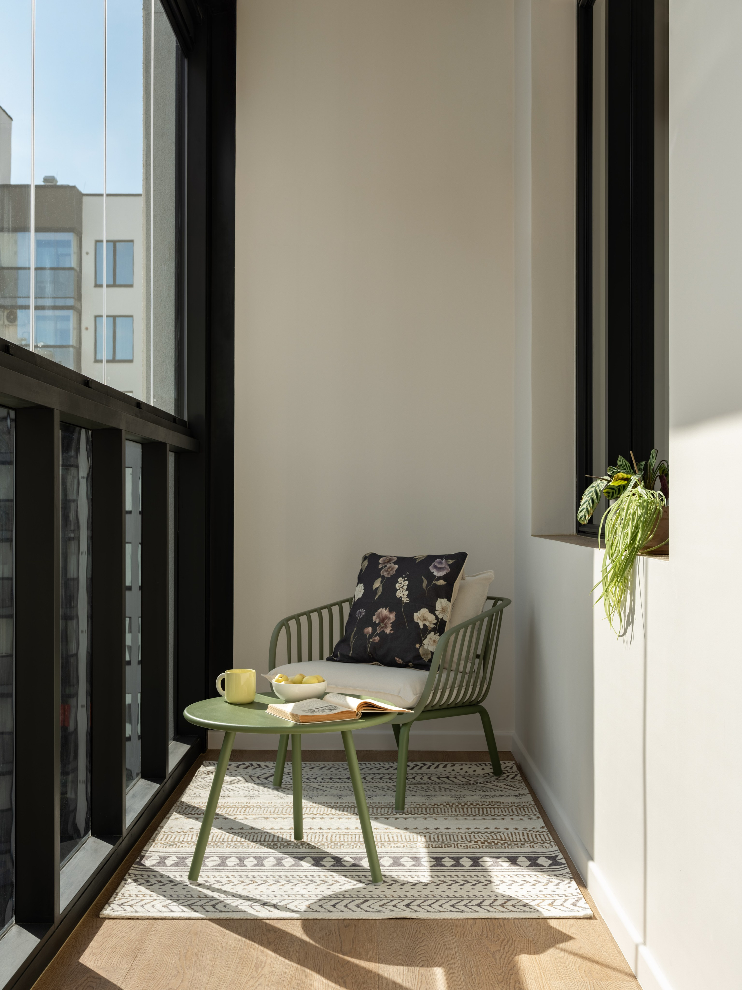 Ковры и оливковые стулья в современном интерьере студии