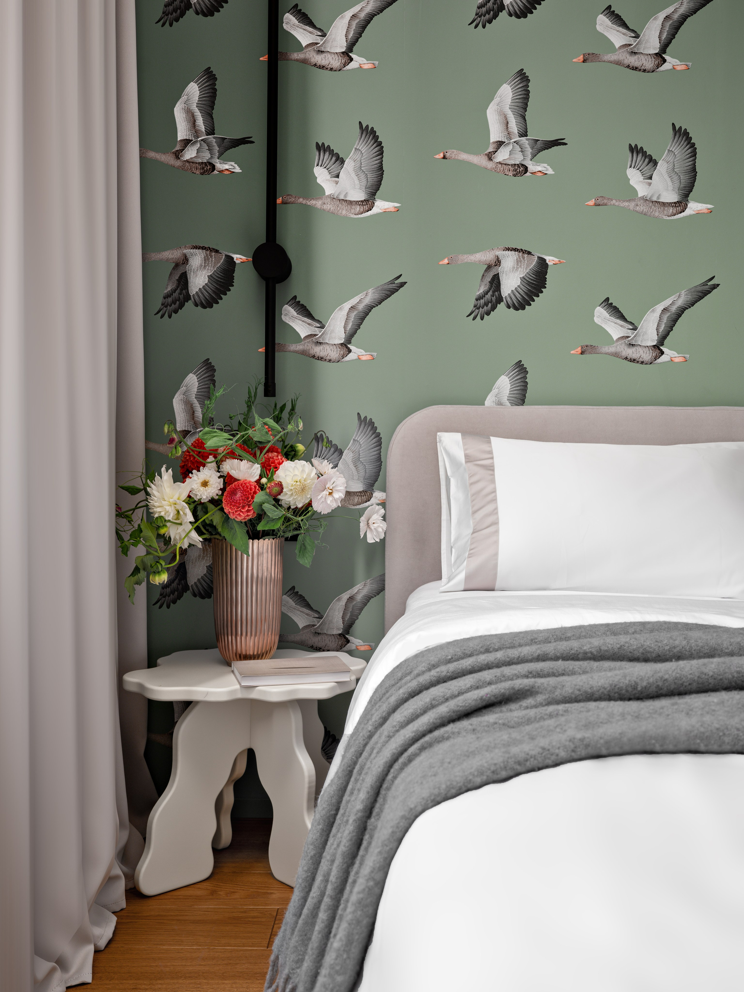 Спальня с кроватью king size и туалетным столиком.