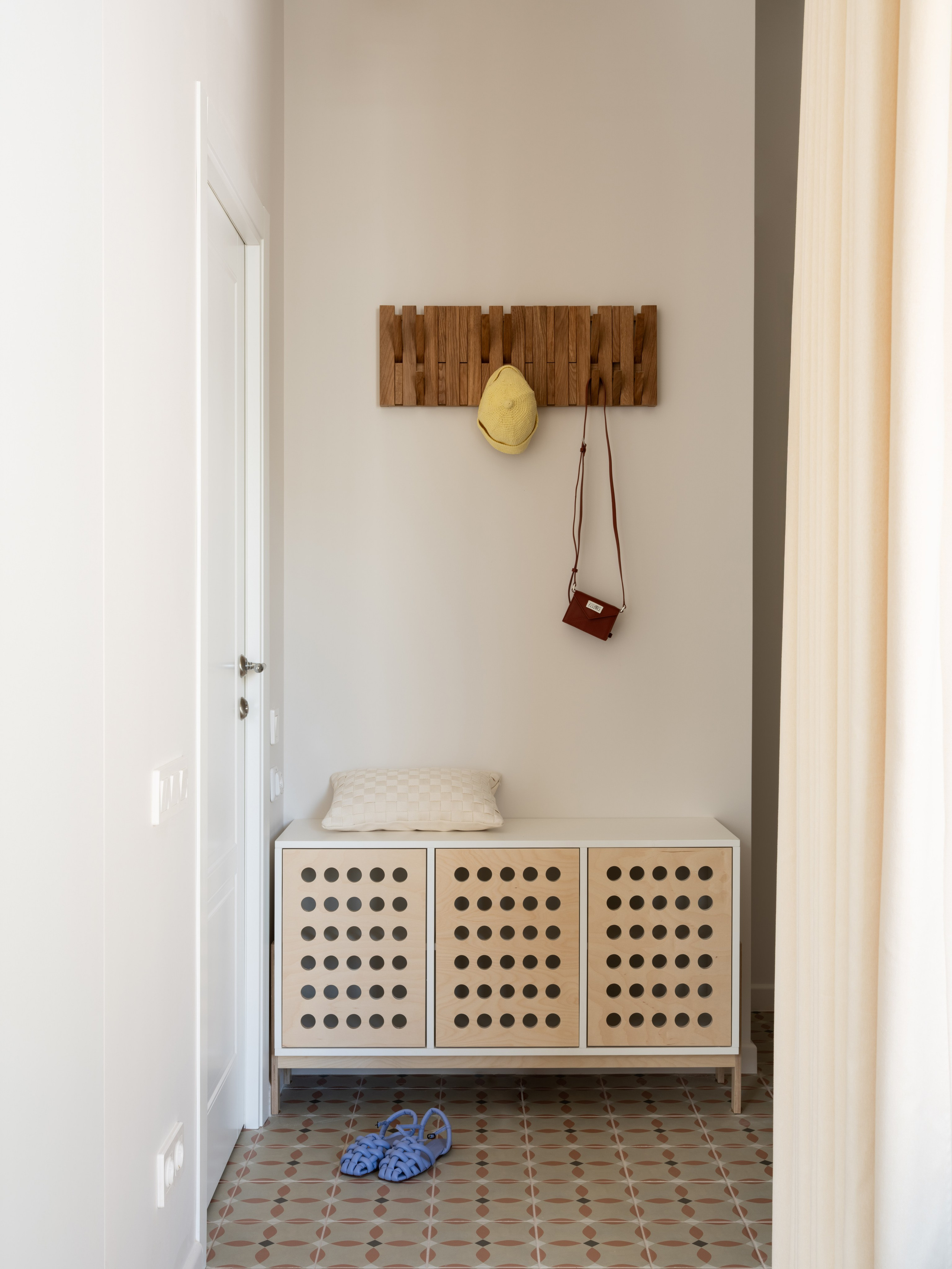 Обувница из фанеры и большой шкаф на ножках в прихожей студии