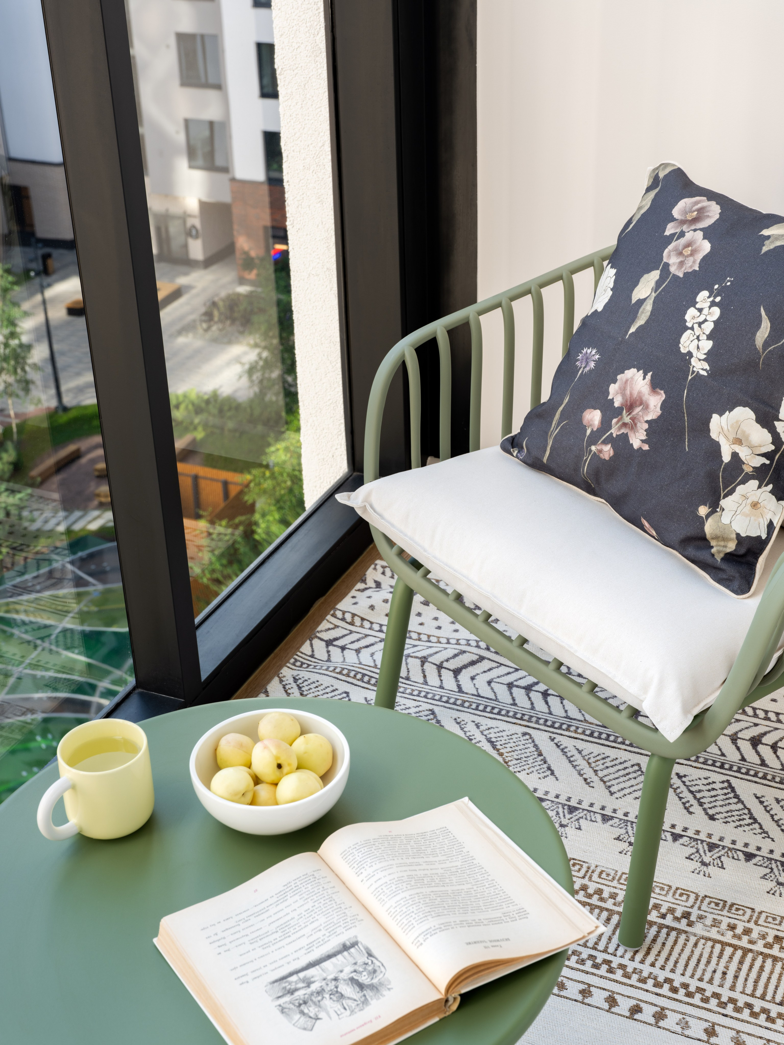 одные кресла для балкона в дизайн-проекте маленькой студии от Анастасии Заркуа