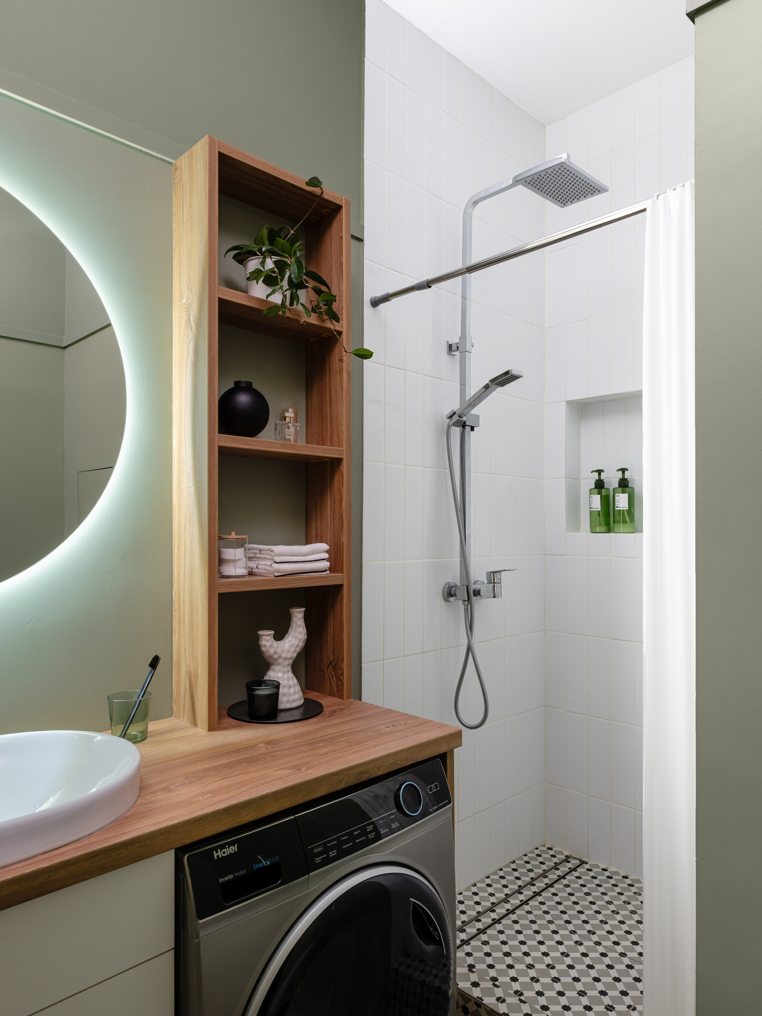 Ванная комната с душевой кабиной и отделкой из дерева.