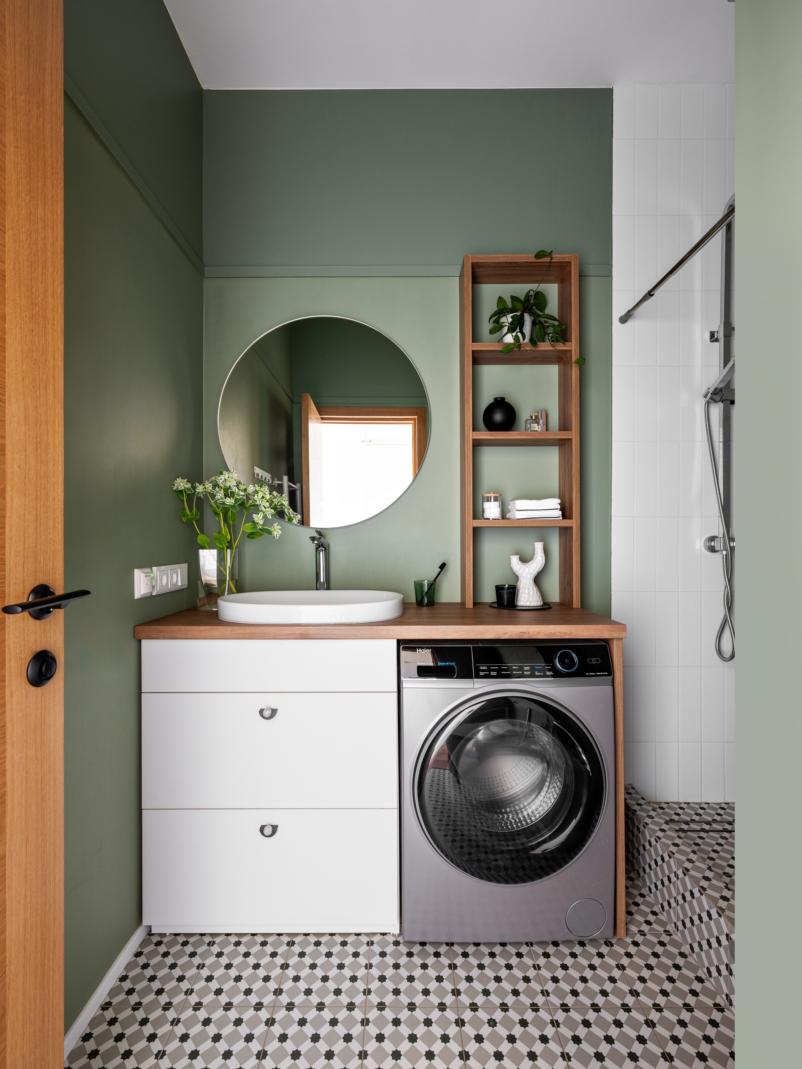 Ванная комната с отделкой из натурального камня и дерева.