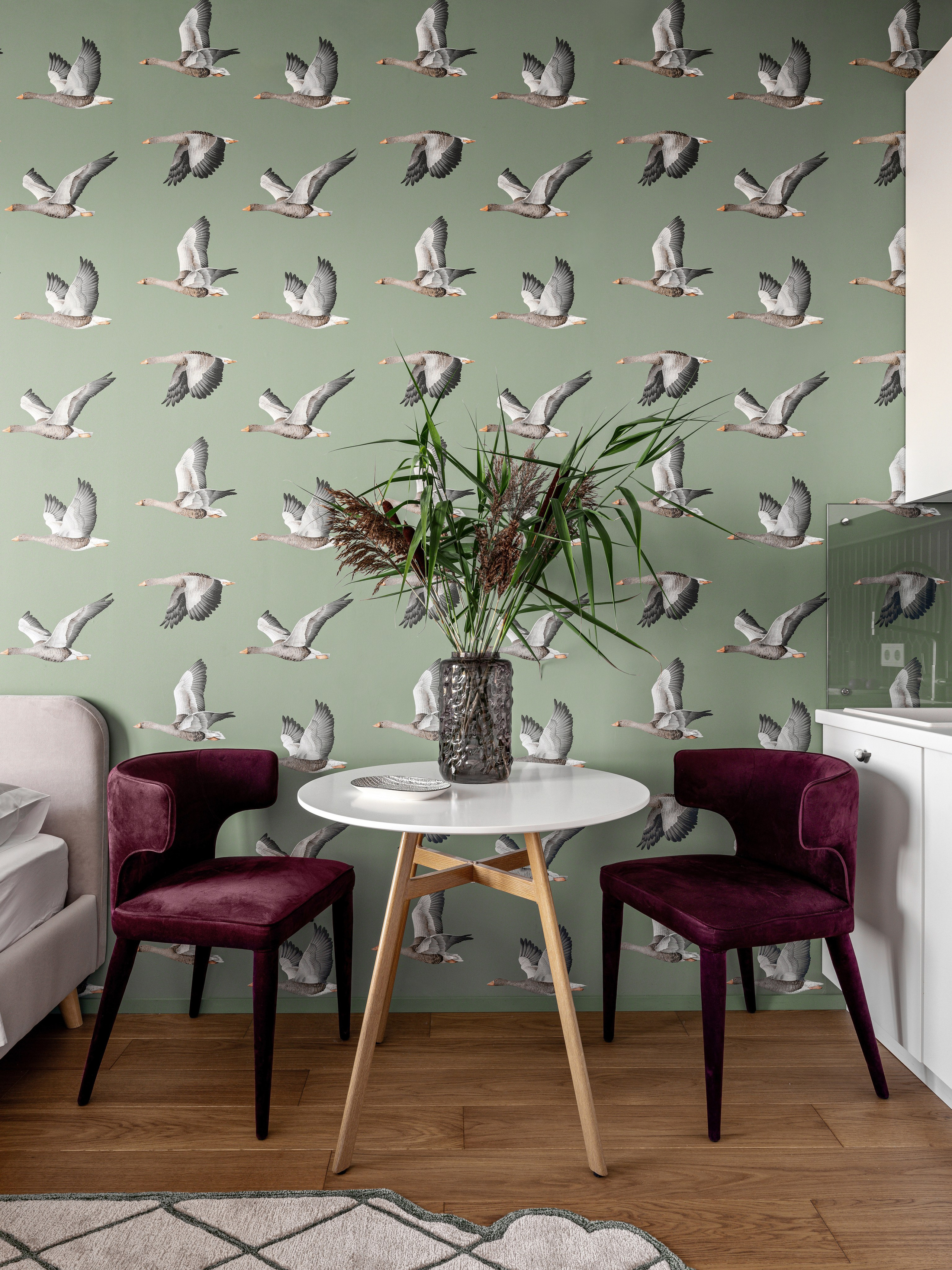 Интерьер гостиной с яркими акцентами и натуральными материалами.