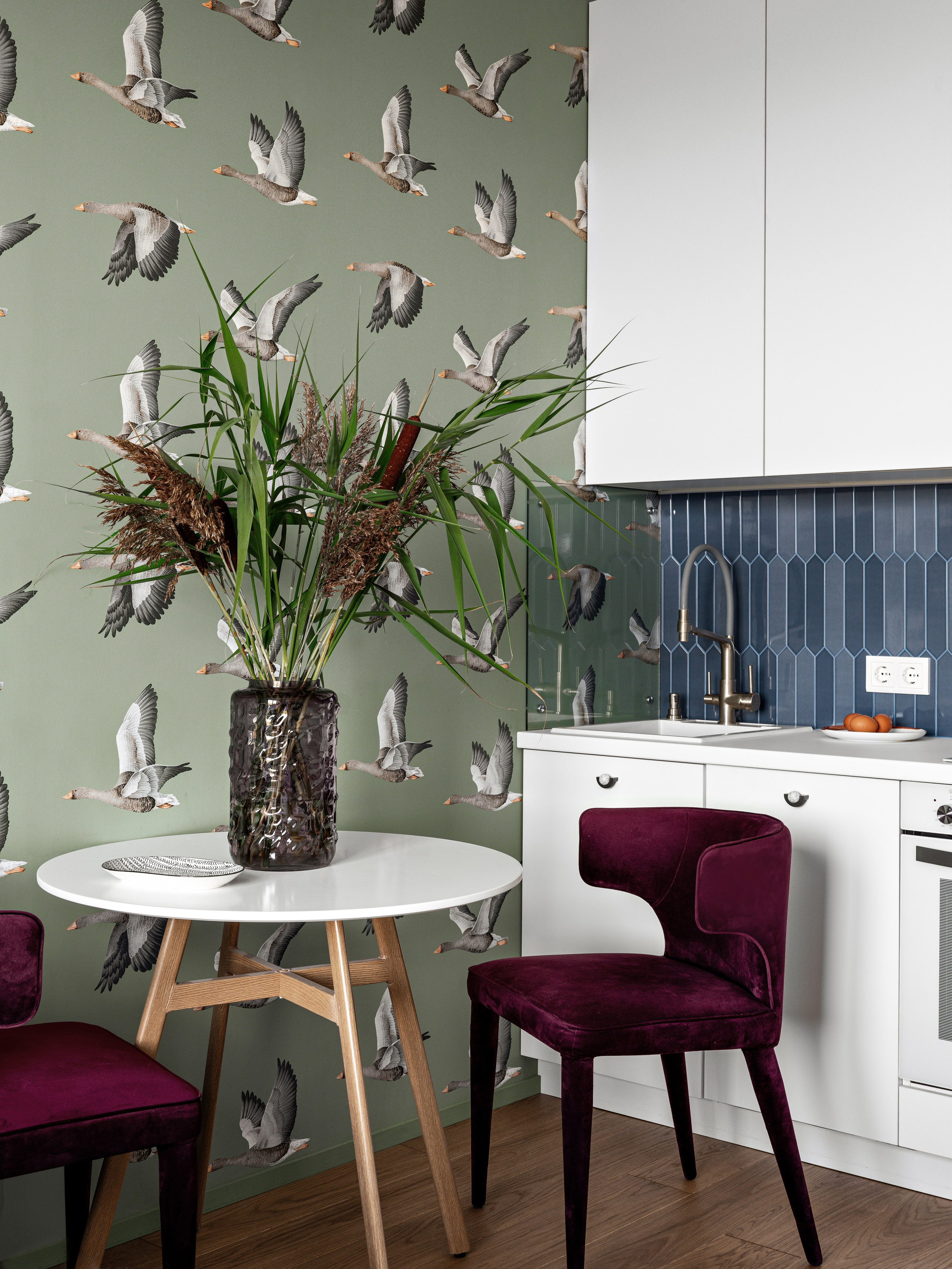 Кухня с функциональной мебелью и ярким декором.