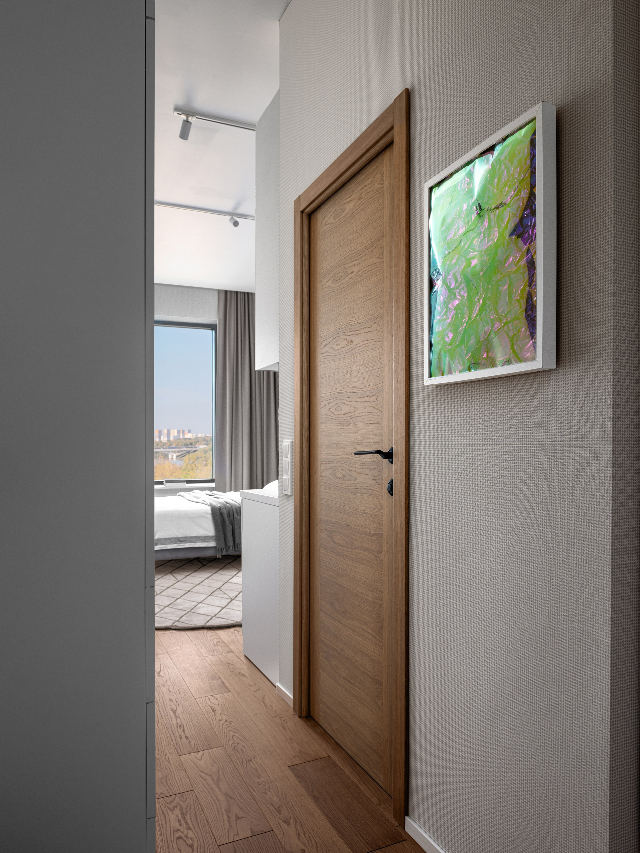 Коридор с акцентной стеной и декоративными элементами.