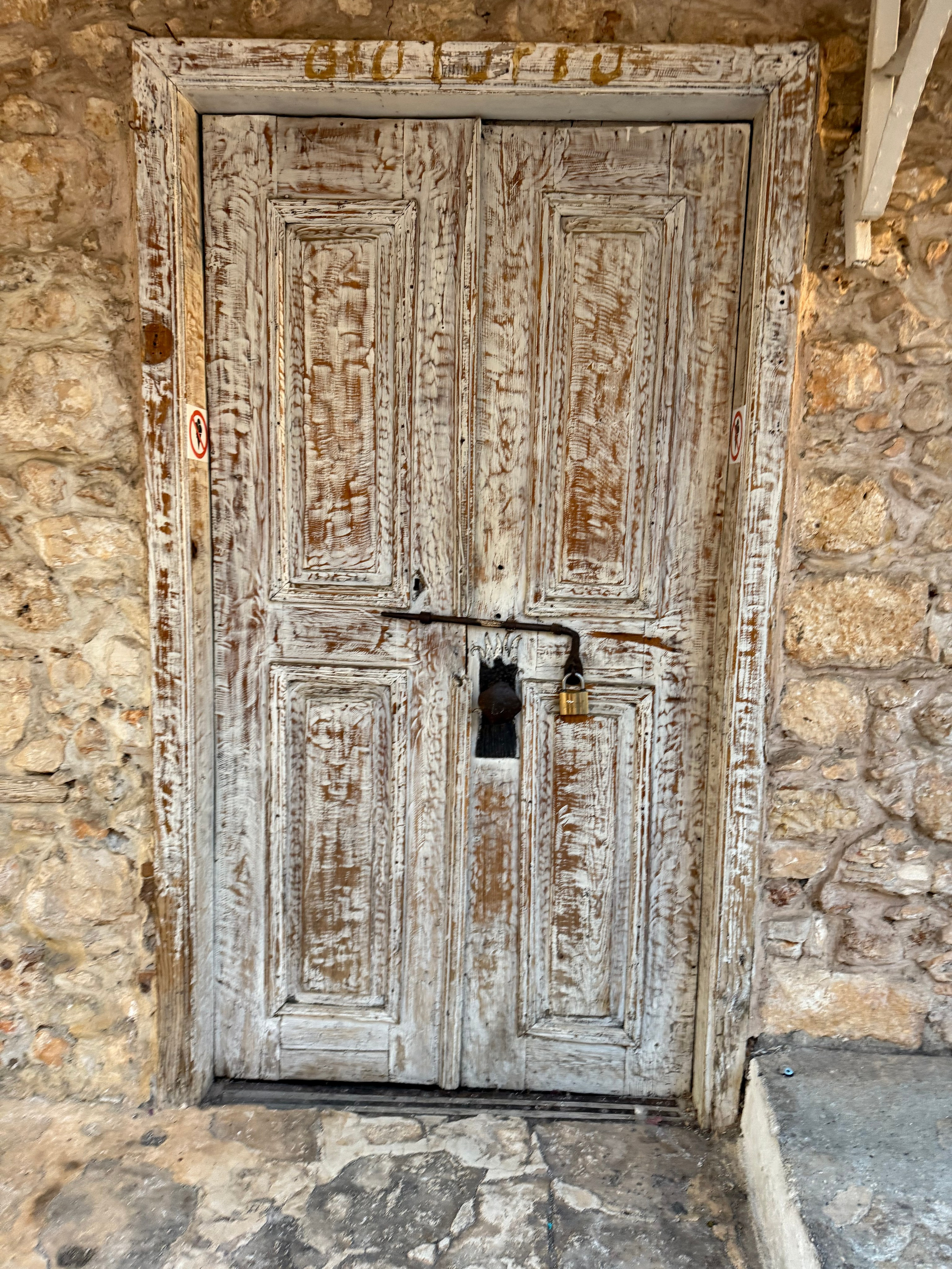 9 Tage in der Türkei: Entspannt und locker. Zwei Tage in jeder Stadt: Istanbul, Antalya, Kaş und ein Villenaufenthalt mit Bergblick