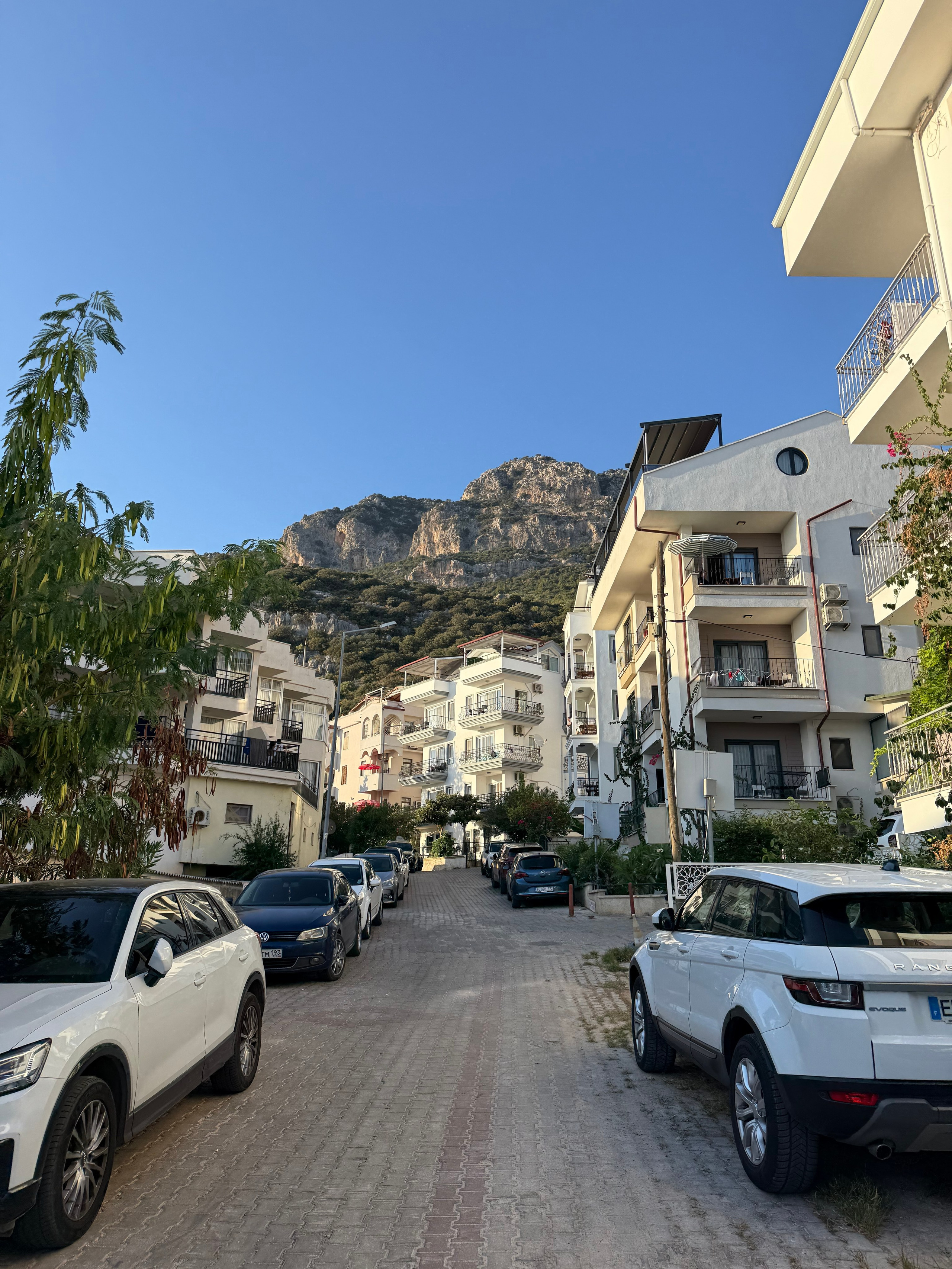 9 Tage in der Türkei: Entspannt und locker. Zwei Tage in jeder Stadt: Istanbul, Antalya, Kaş und ein Villenaufenthalt mit Bergblick