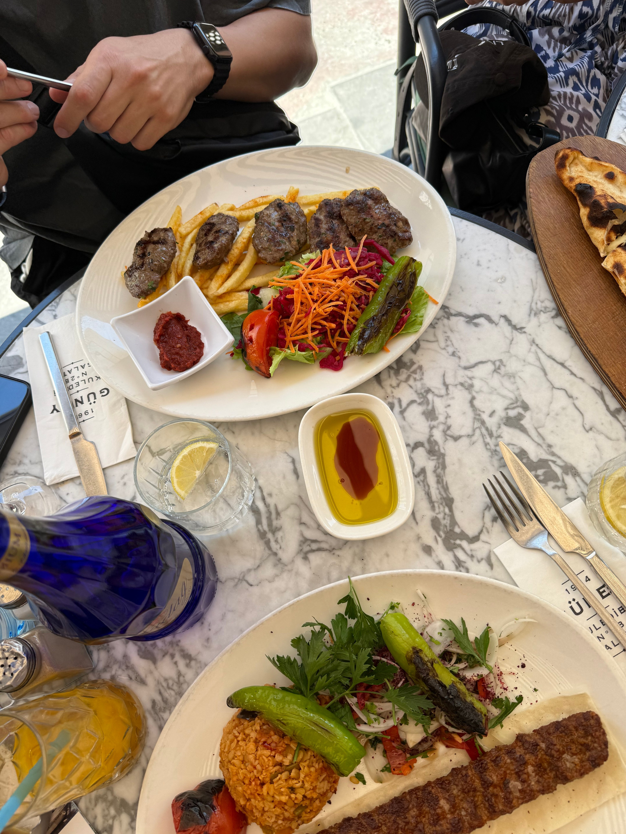 9 Tage in der Türkei: Entspannt und locker. Zwei Tage in jeder Stadt: Istanbul, Antalya, Kaş und ein Villenaufenthalt mit Bergblick