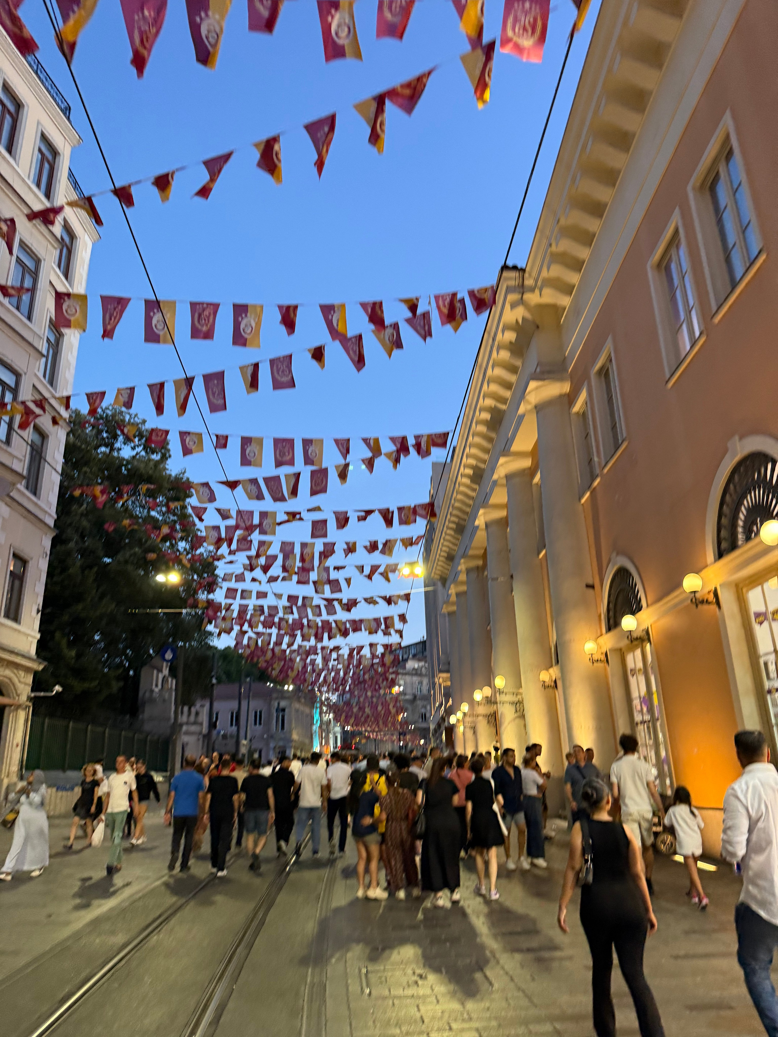 9 Tage in der Türkei: Entspannt und locker. Zwei Tage in jeder Stadt: Istanbul, Antalya, Kaş und ein Villenaufenthalt mit Bergblick