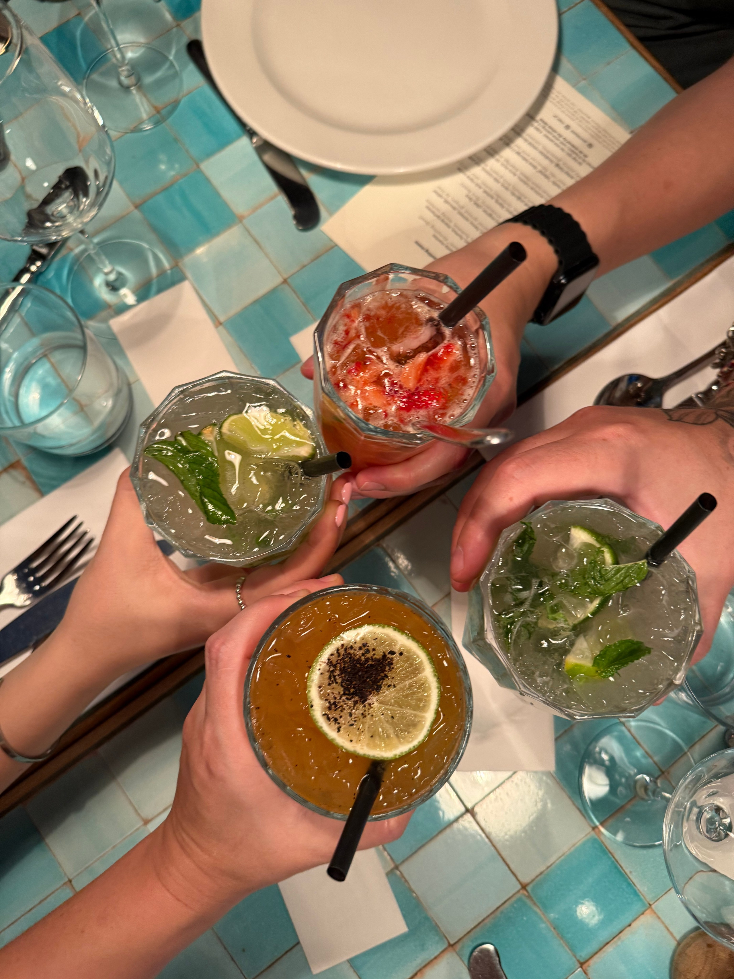 9 Tage in der Türkei: Entspannt und locker. Zwei Tage in jeder Stadt: Istanbul, Antalya, Kaş und ein Villenaufenthalt mit Bergblick