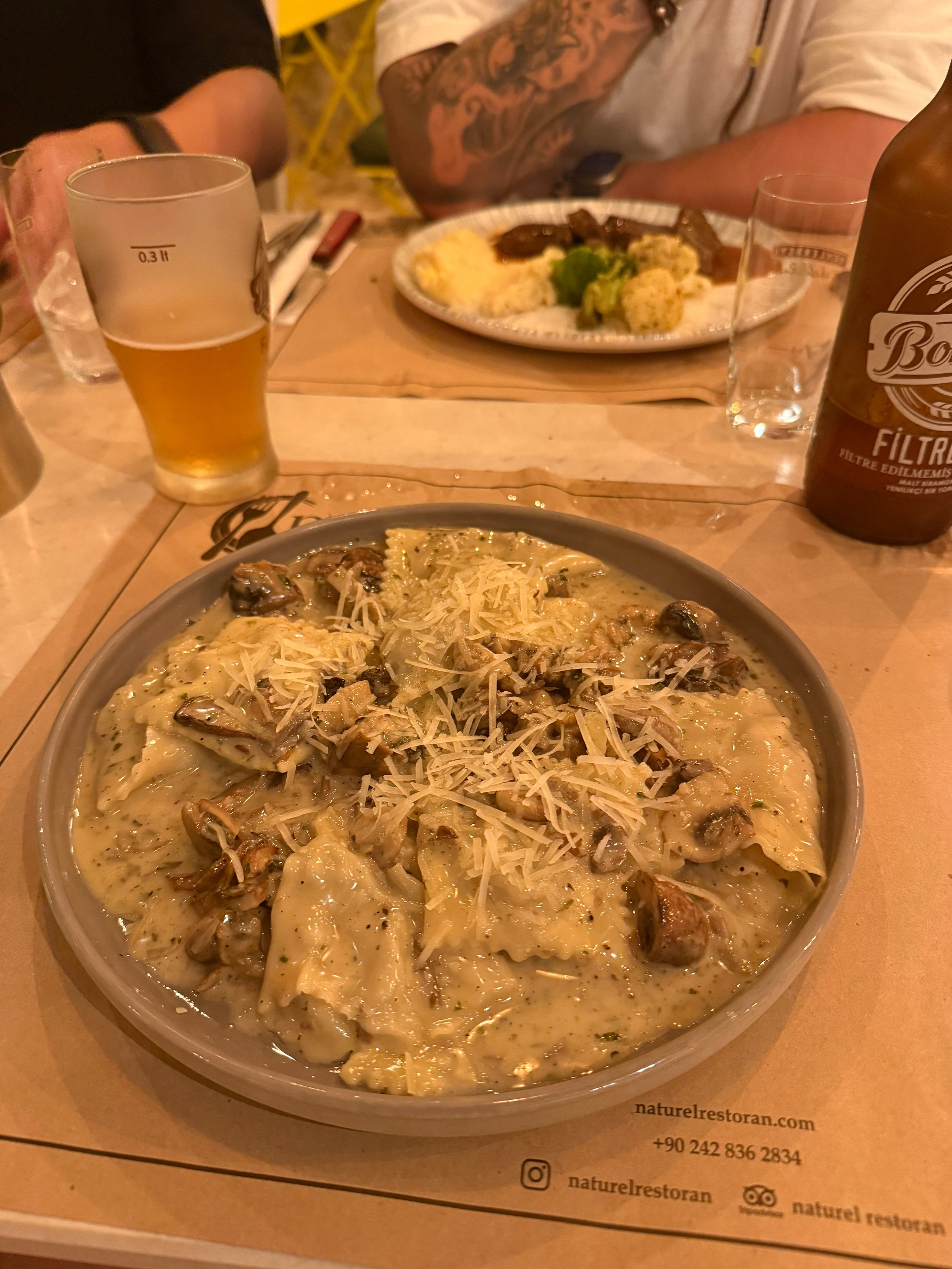 9 Tage in der Türkei: Entspannt und locker. Zwei Tage in jeder Stadt: Istanbul, Antalya, Kaş und ein Villenaufenthalt mit Bergblick