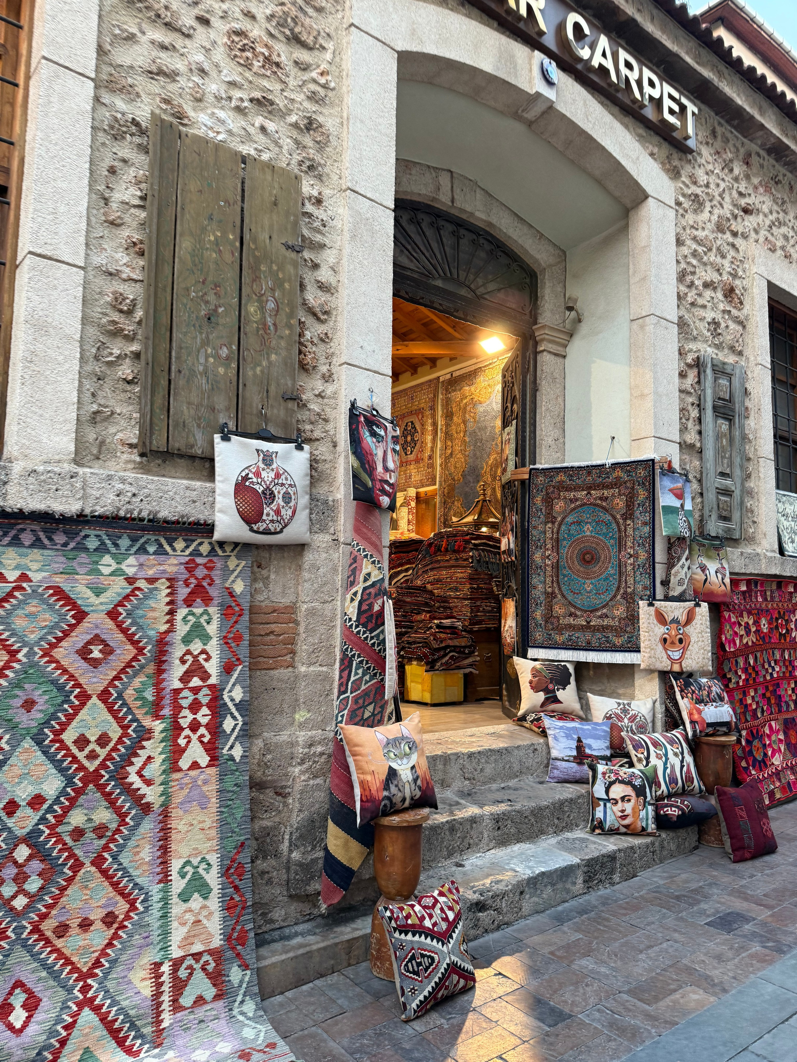 9 Tage in der Türkei: Entspannt und locker. Zwei Tage in jeder Stadt: Istanbul, Antalya, Kaş und ein Villenaufenthalt mit Bergblick