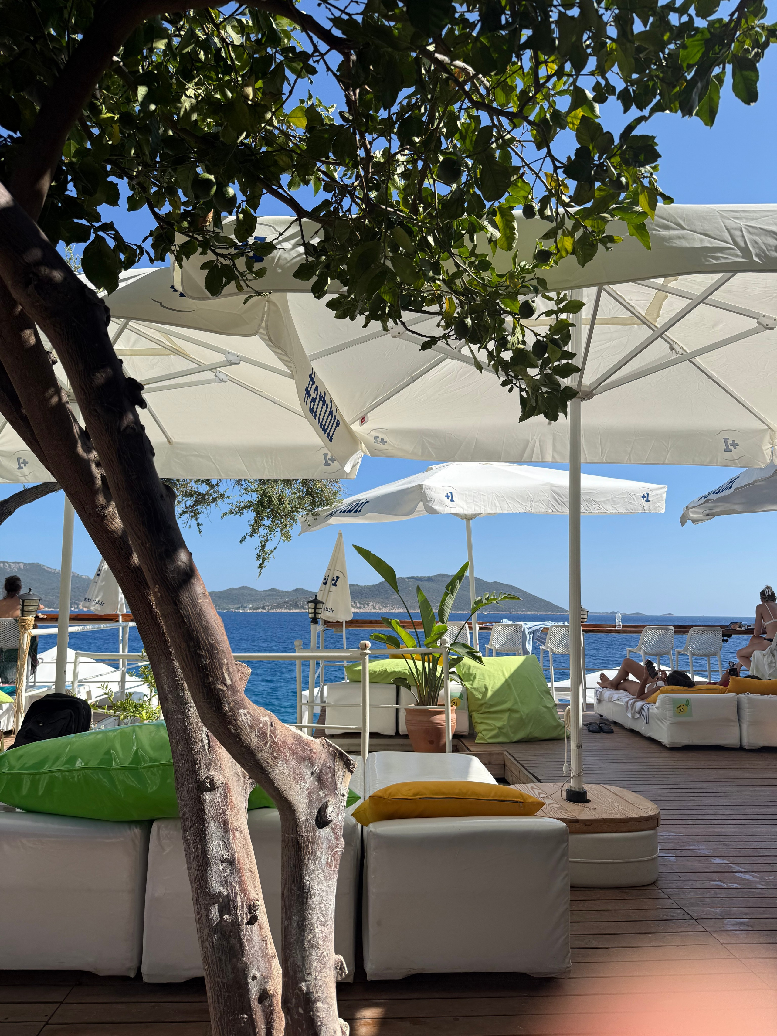 9 Tage in der Türkei: Entspannt und locker. Zwei Tage in jeder Stadt: Istanbul, Antalya, Kaş und ein Villenaufenthalt mit Bergblick