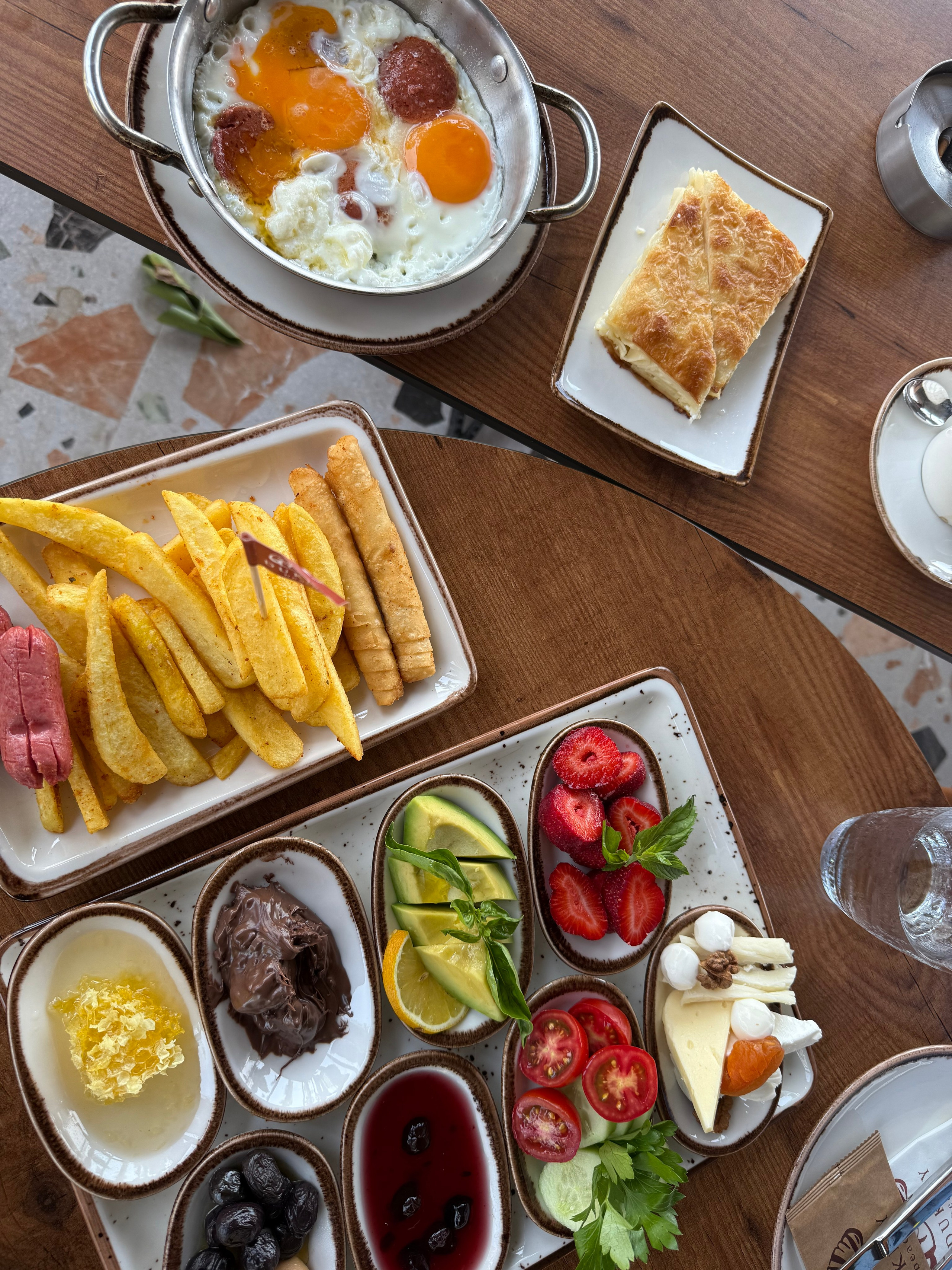 9 Tage in der Türkei: Entspannt und locker. Zwei Tage in jeder Stadt: Istanbul, Antalya, Kaş und ein Villenaufenthalt mit Bergblick