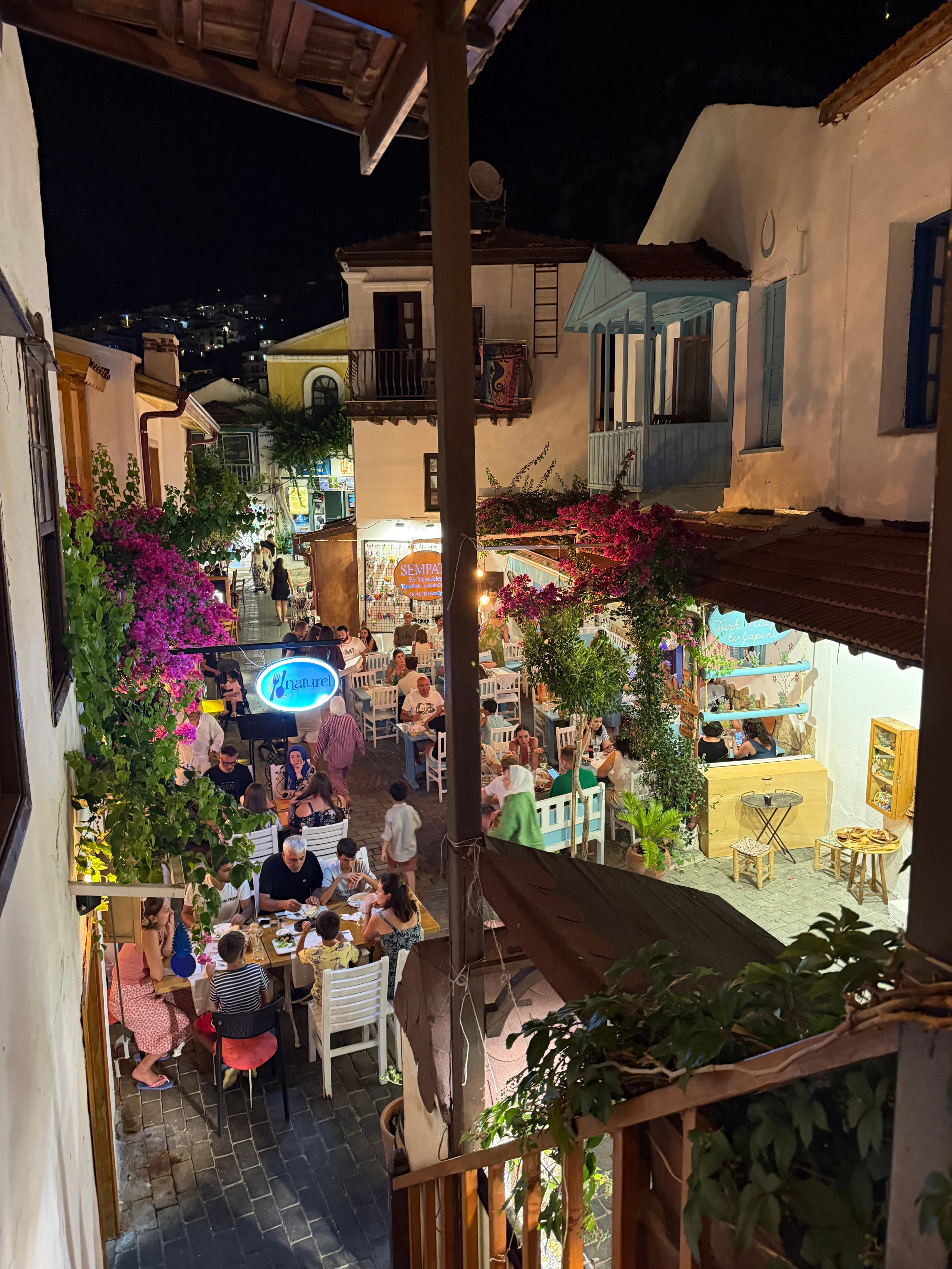 9 Tage in der Türkei: Entspannt und locker. Zwei Tage in jeder Stadt: Istanbul, Antalya, Kaş und ein Villenaufenthalt mit Bergblick