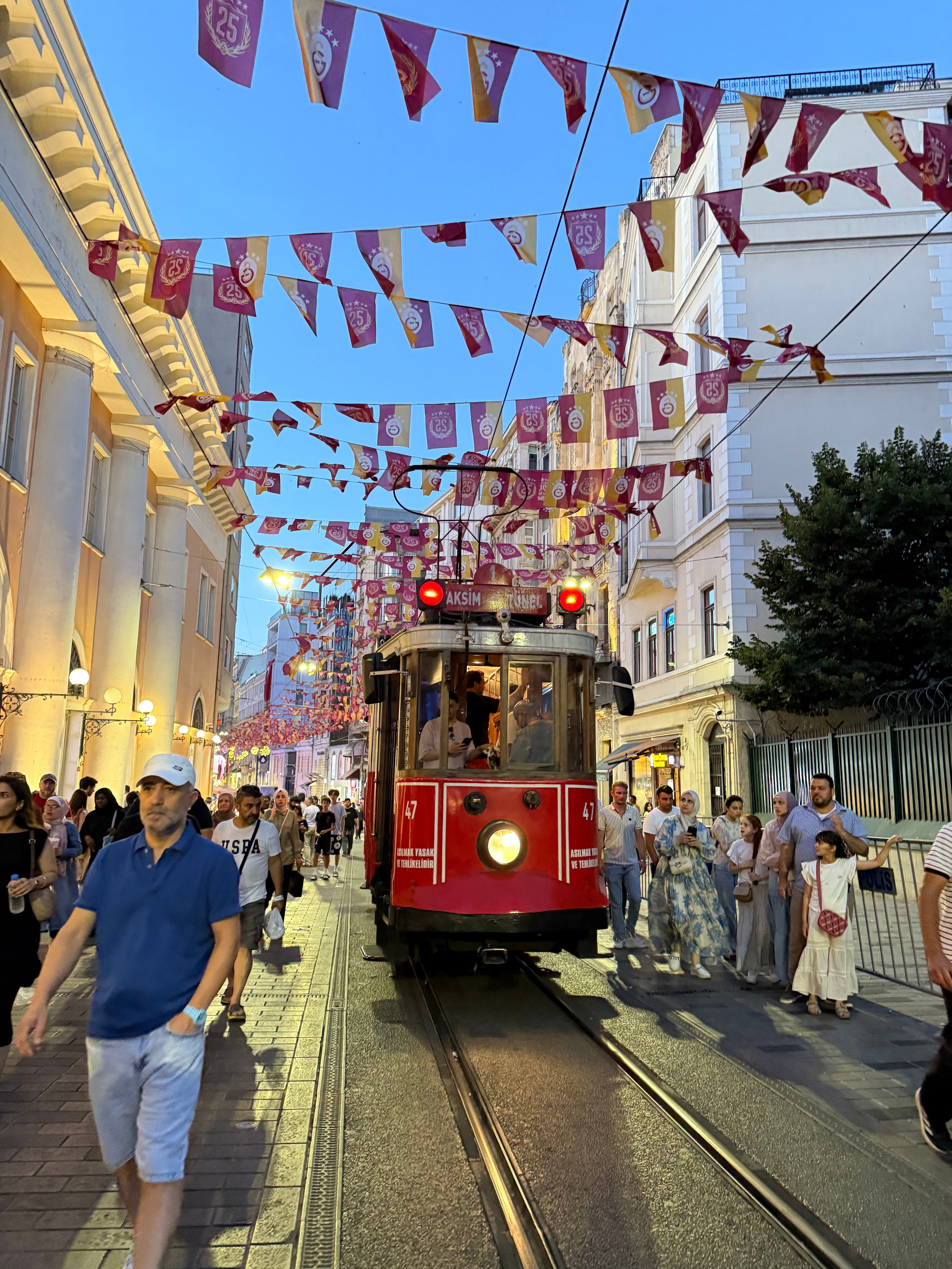 9 Tage in der Türkei: Entspannt und locker. Zwei Tage in jeder Stadt: Istanbul, Antalya, Kaş und ein Villenaufenthalt mit Bergblick