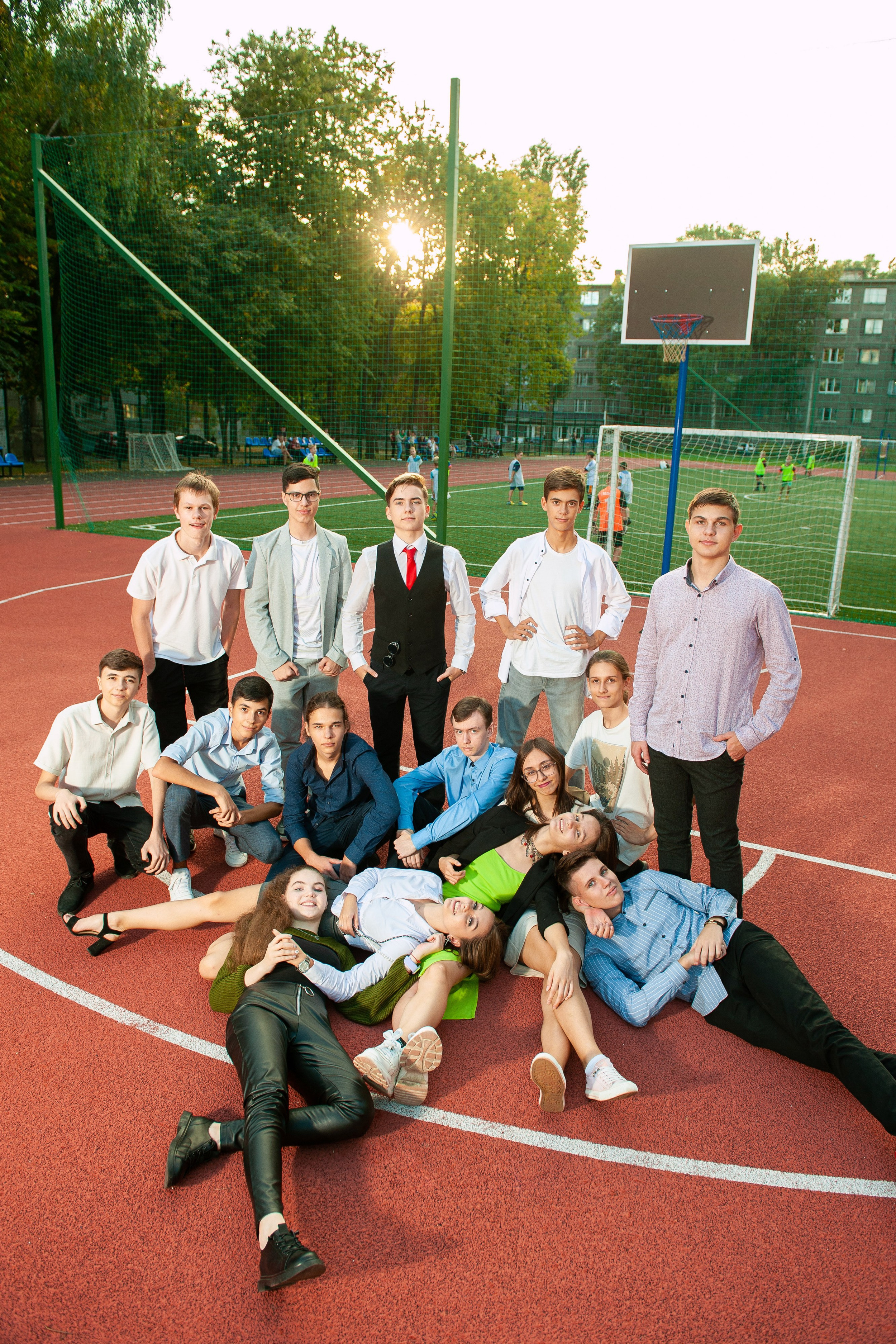 девʼятий клас на вулиці біля школи