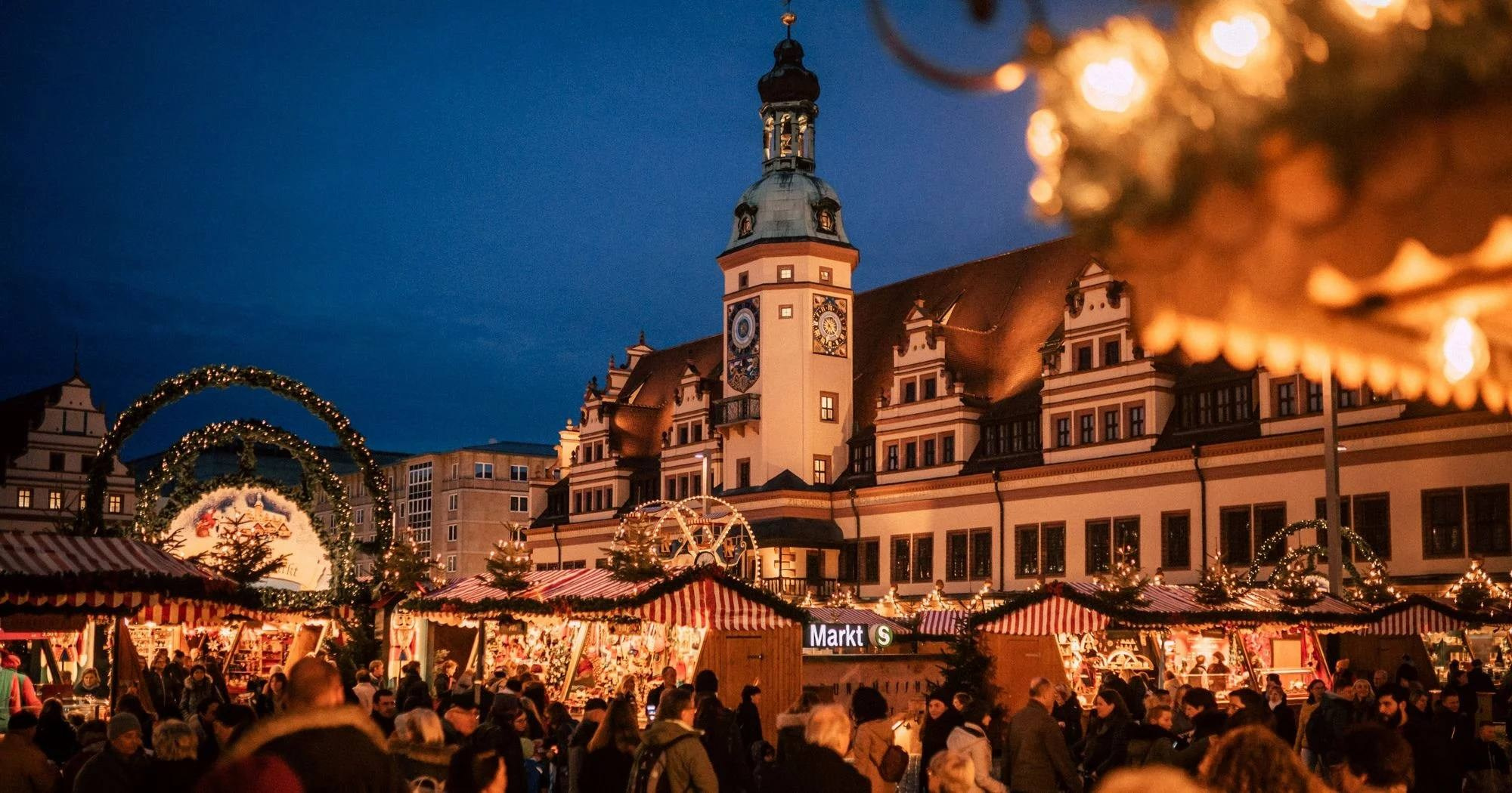 ПОДГОТОВКА К РОЖДЕСТВЕНСКОЙ СЪЁМКЕ НА ЯРМАРКЕ. Фотограф Лейпциг