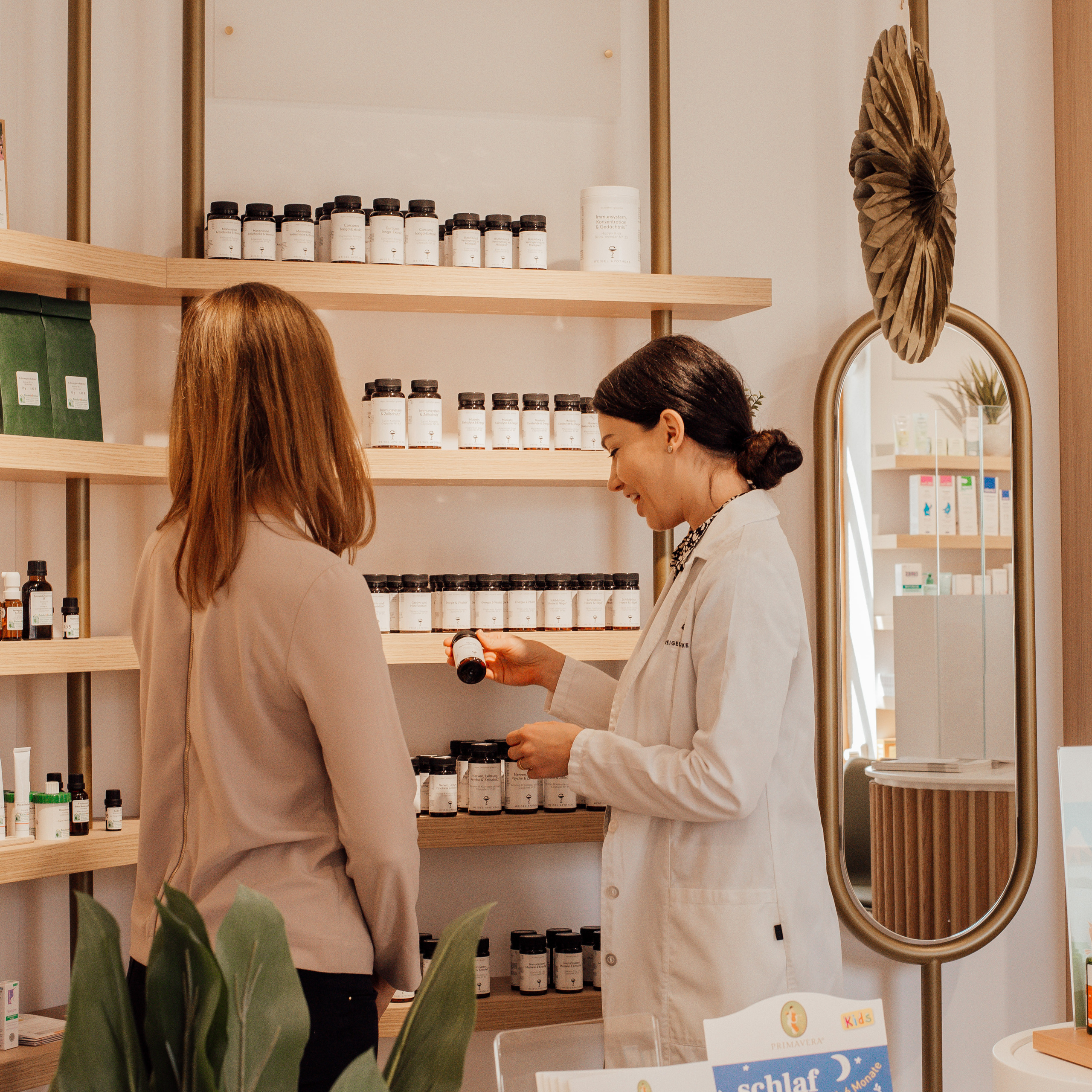 Eine Apothekerin berät die Kunden