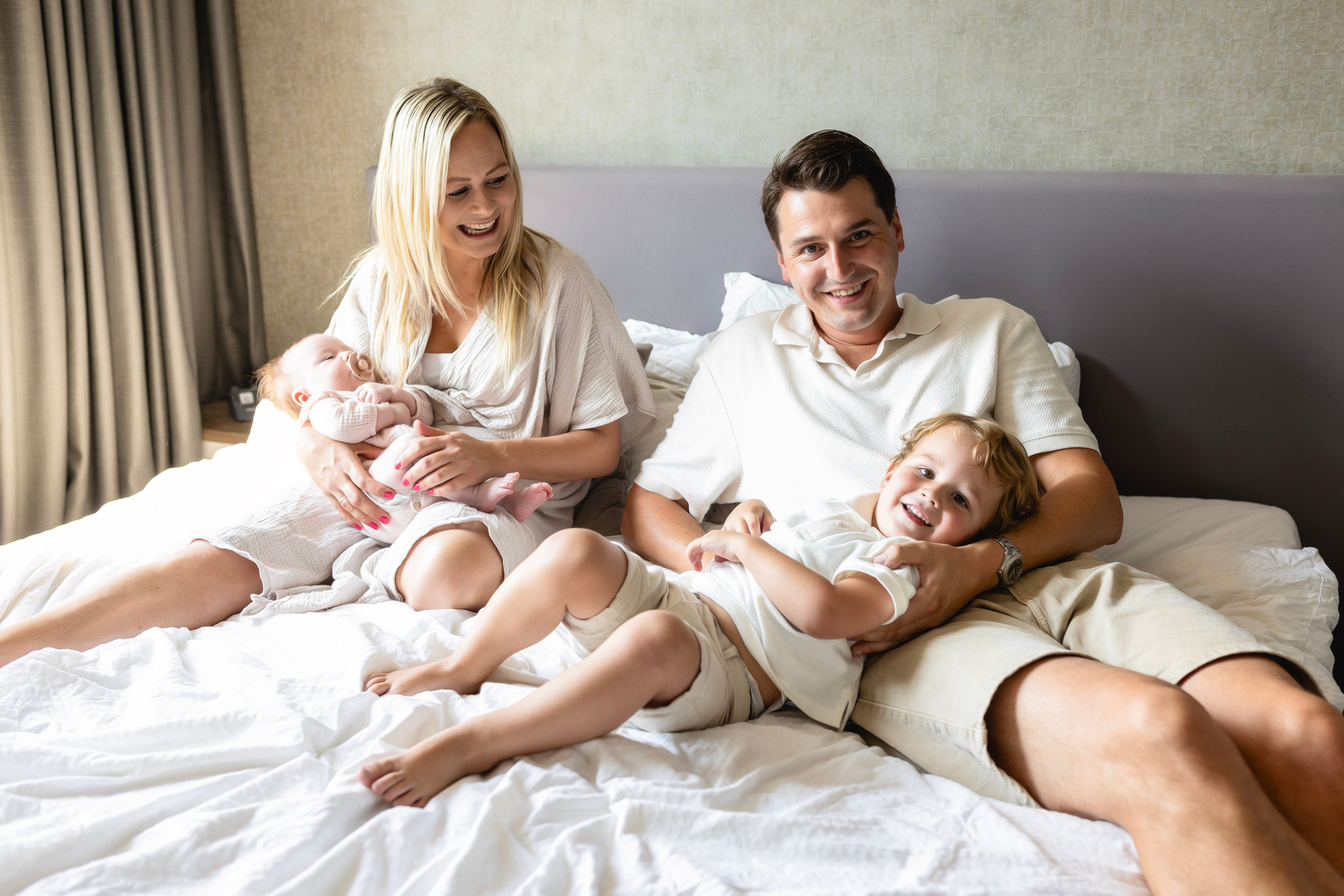 Intieme newborn fotosessie in de thuissituatie