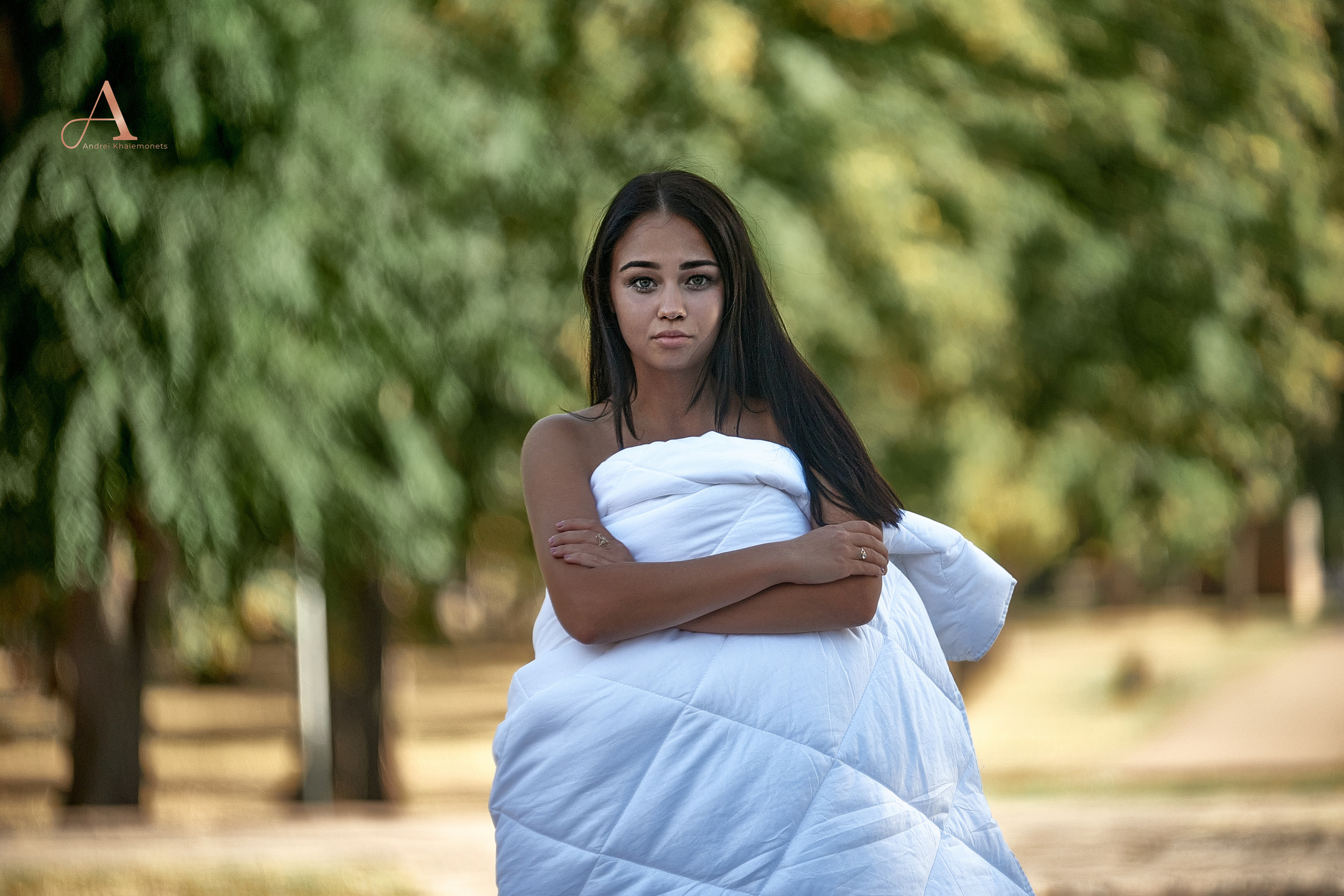 Красивая девушка в одеяле на улице, Ню фотограф Днепр.