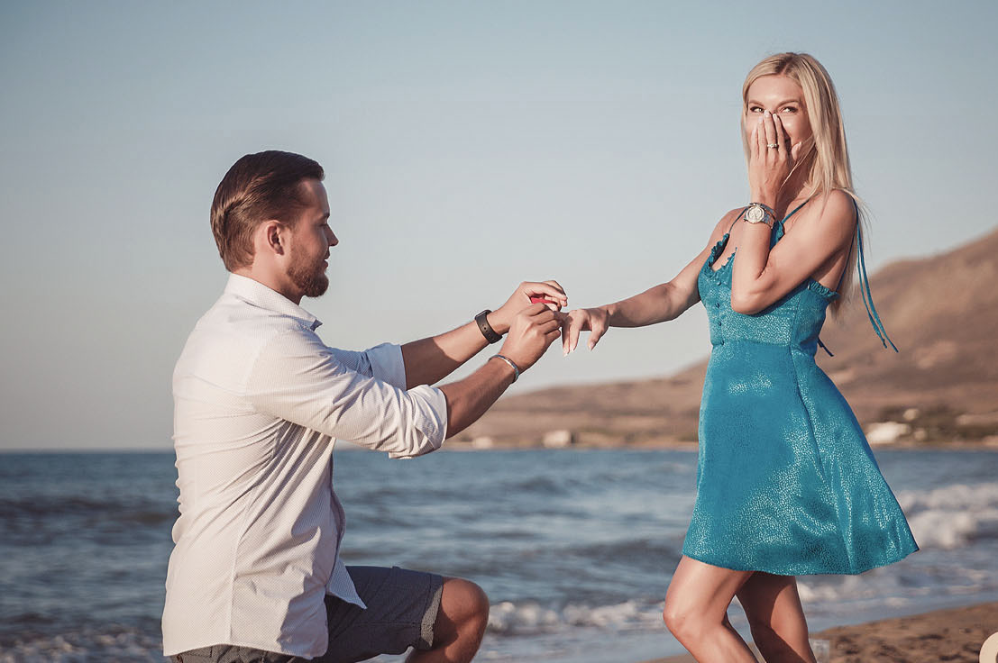 Надевает кольцо девушке, делает предложение руки и сердца на Крите. Фотограф в Греции.