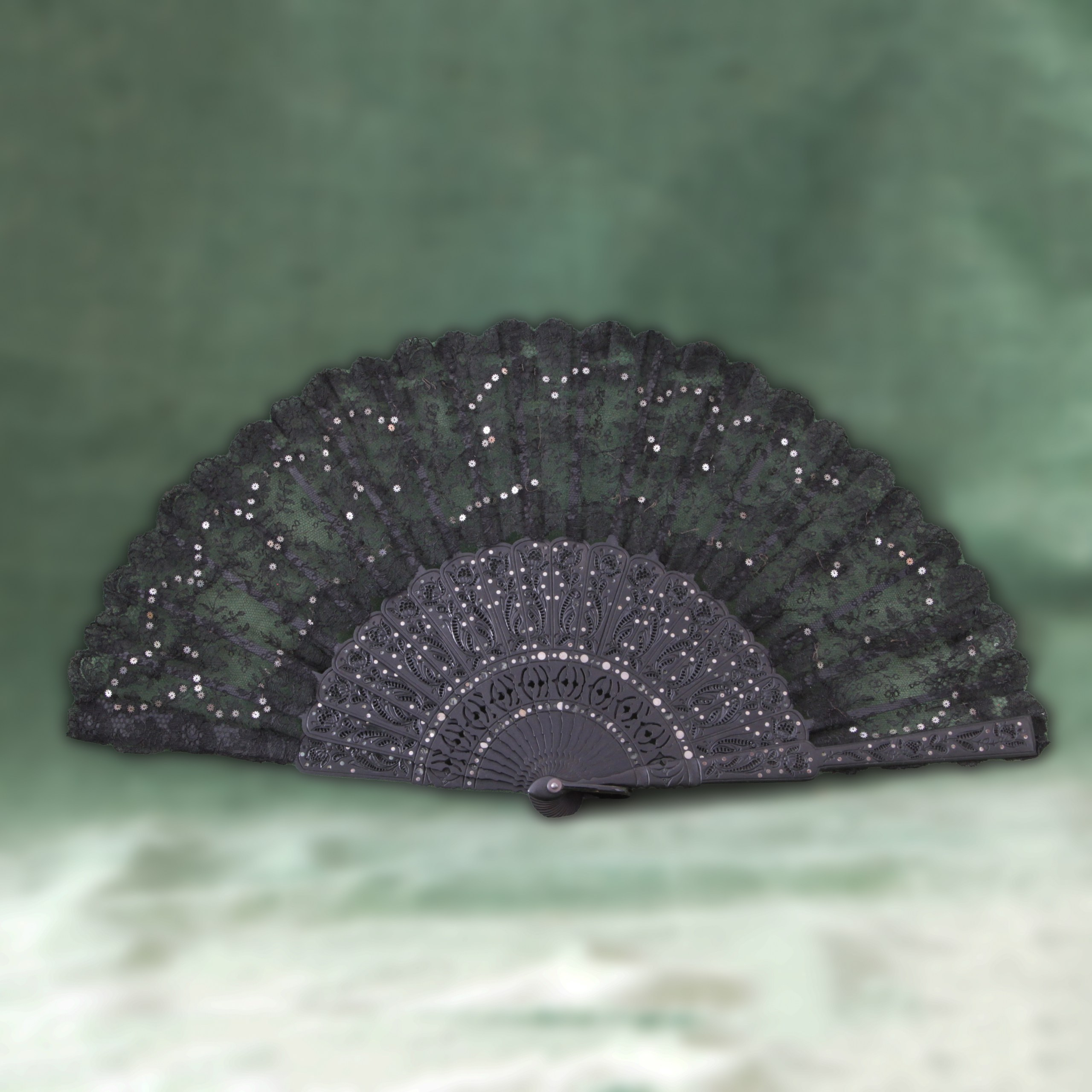 Antique fans. Современнные и актикварные украшения в Барселоне, Москве и Санкт-Петербурге