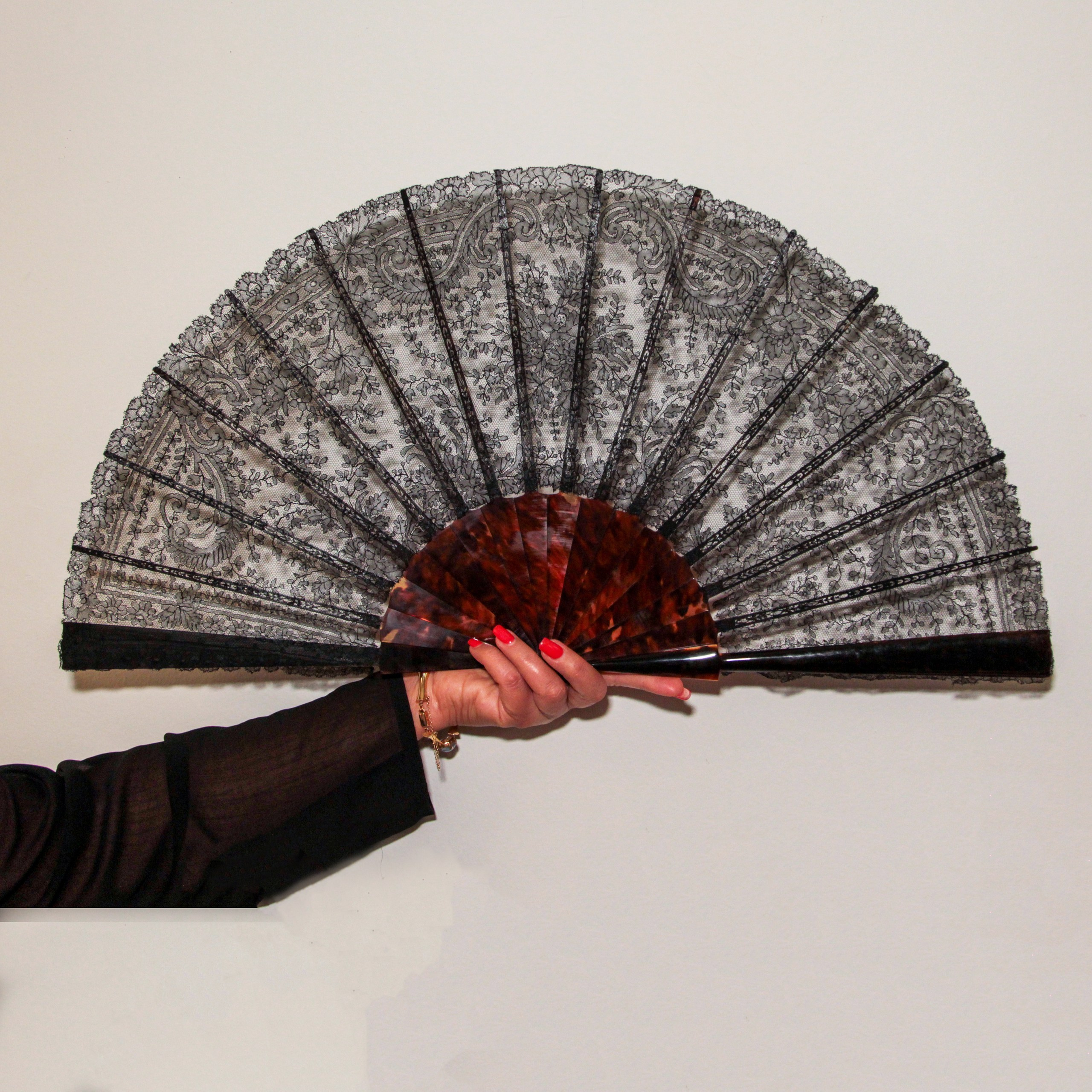 Antique fans. Современнные и актикварные украшения в Барселоне, Москве и Санкт-Петербурге