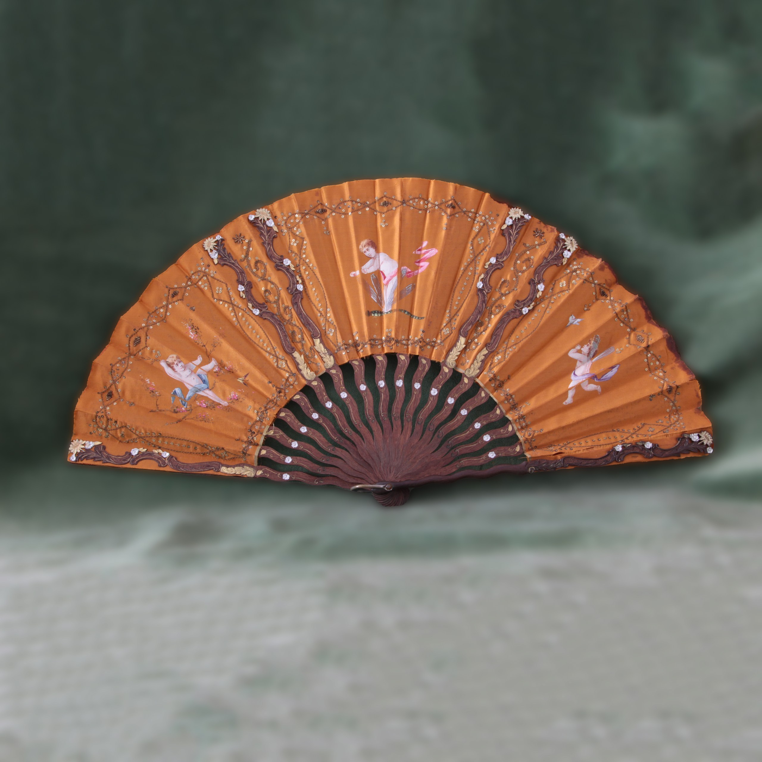 Antique fans. Современнные и актикварные украшения в Барселоне, Москве и Санкт-Петербурге