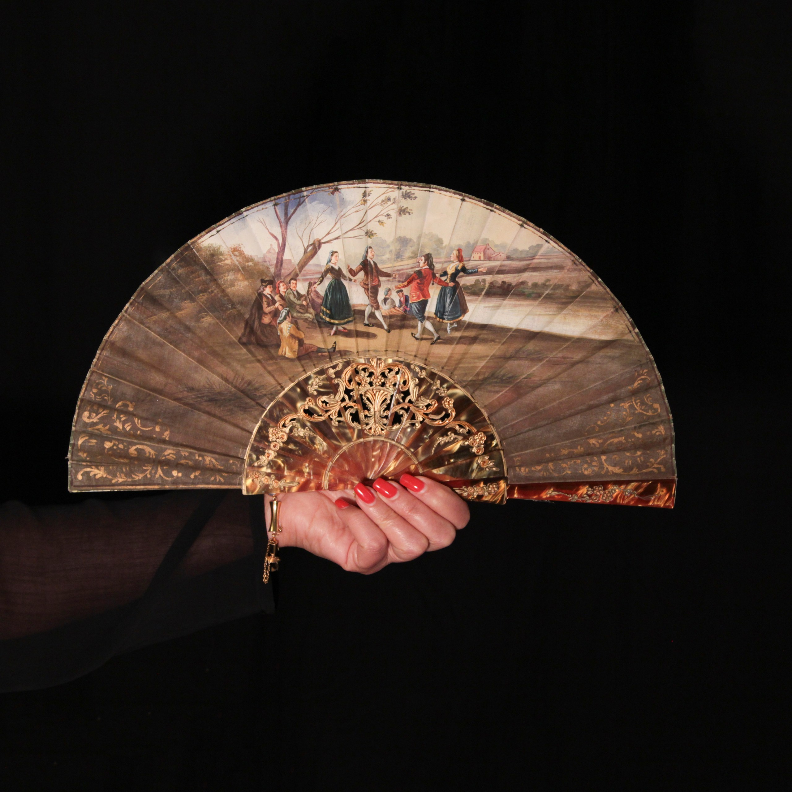 Antique fans. Современнные и актикварные украшения в Барселоне, Москве и Санкт-Петербурге