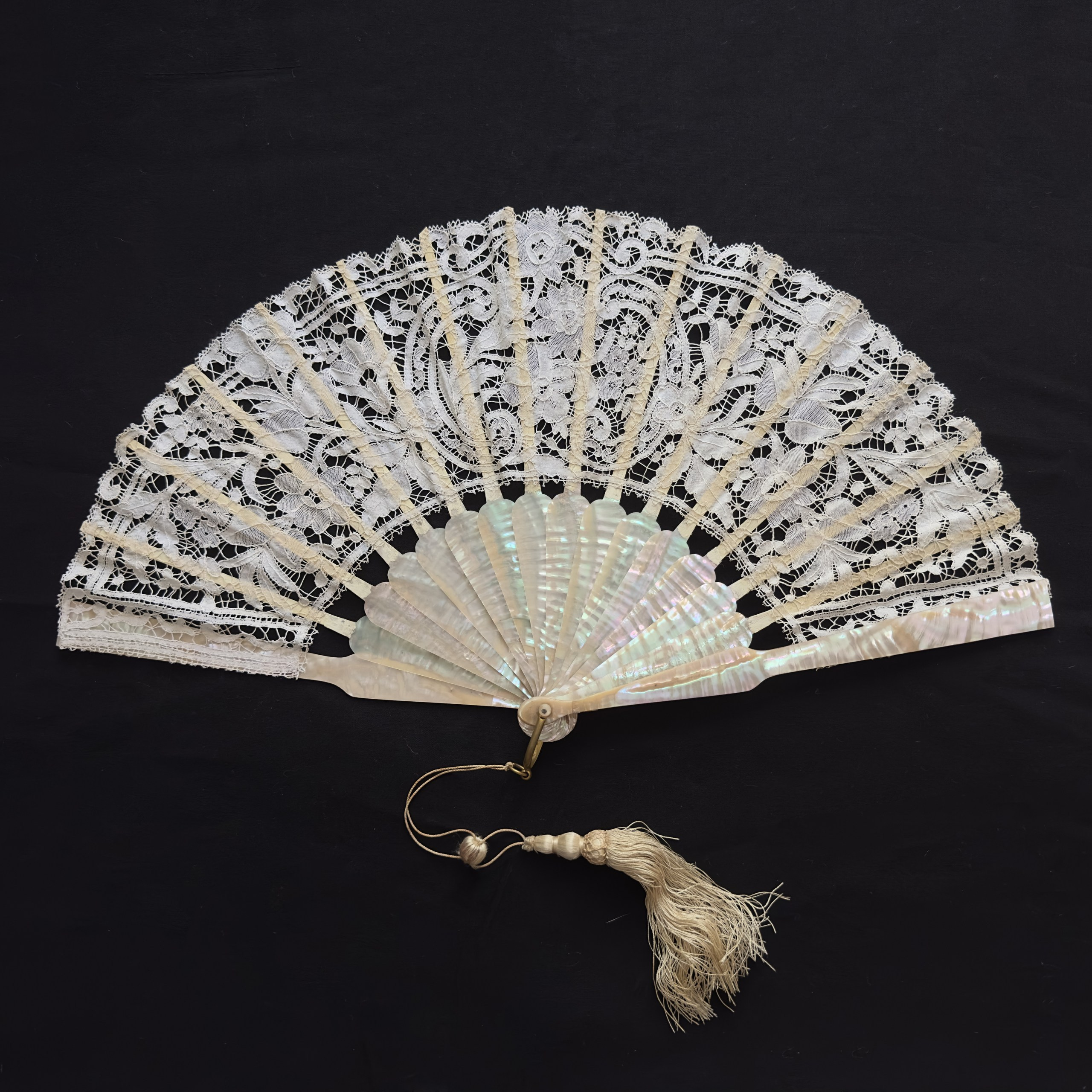 Antique fans. Современнные и актикварные украшения в Барселоне, Москве и Санкт-Петербурге