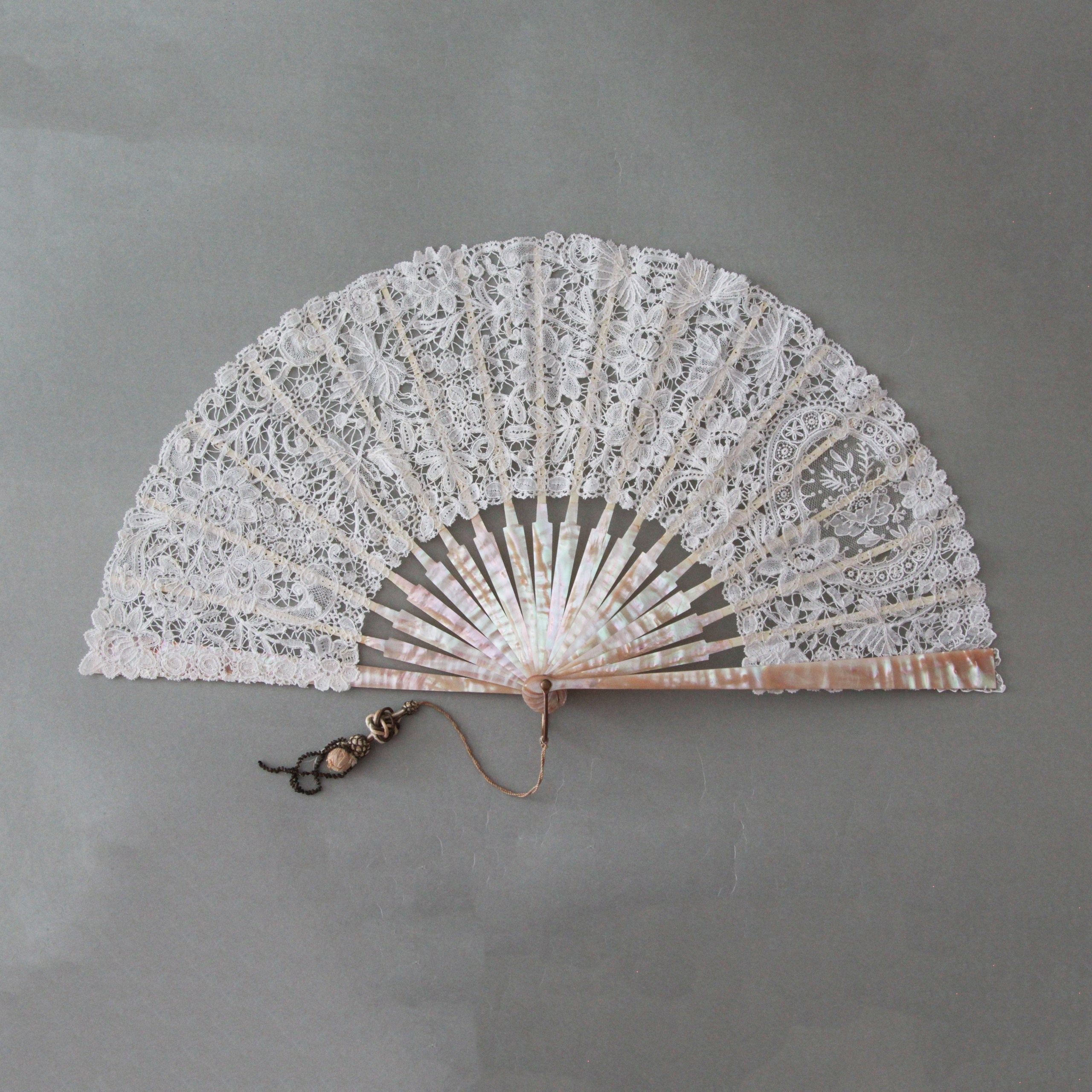 Antique fans. Современнные и актикварные украшения в Барселоне, Москве и Санкт-Петербурге