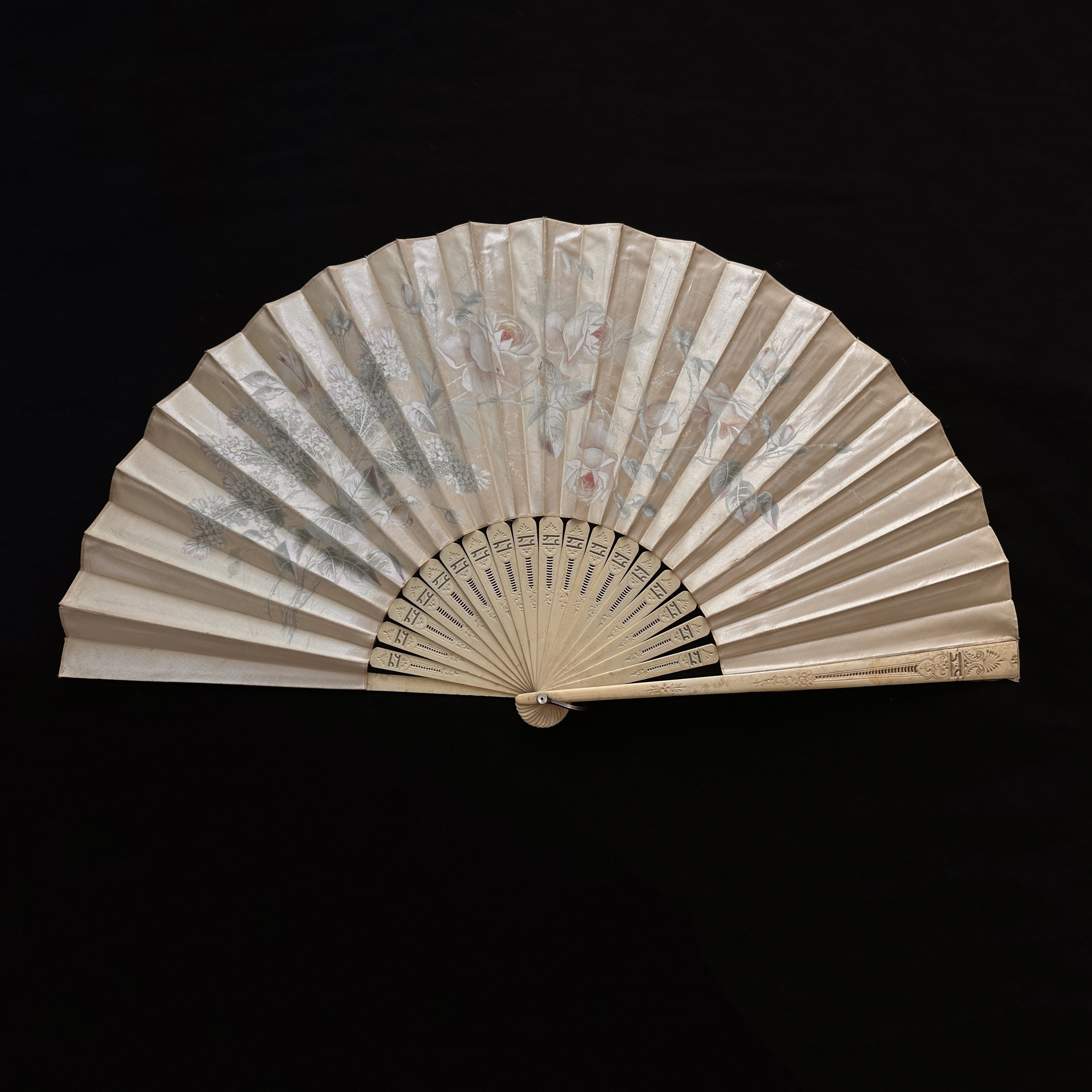 Antique fans. Современнные и актикварные украшения в Барселоне, Москве и Санкт-Петербурге