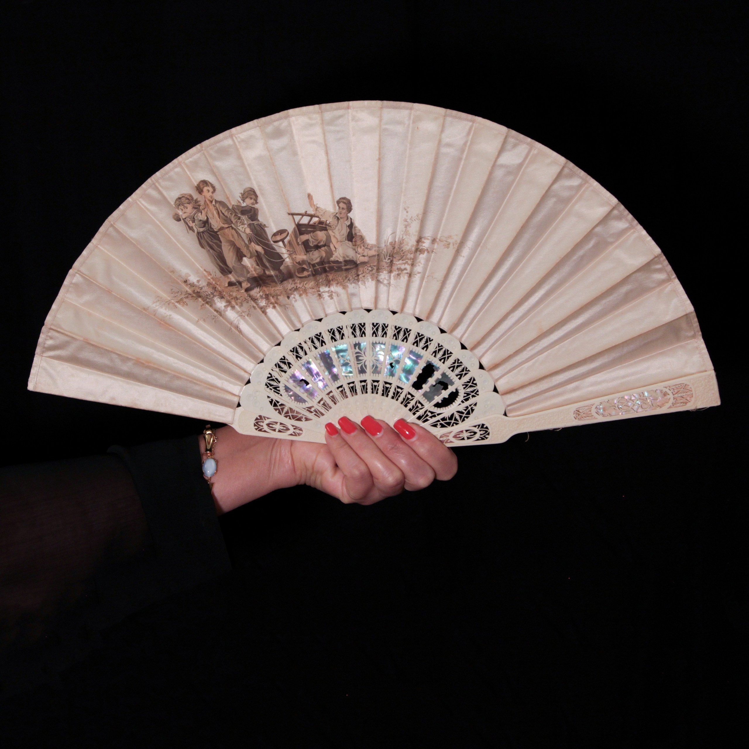 Antique fans. Современнные и актикварные украшения в Барселоне, Москве и Санкт-Петербурге