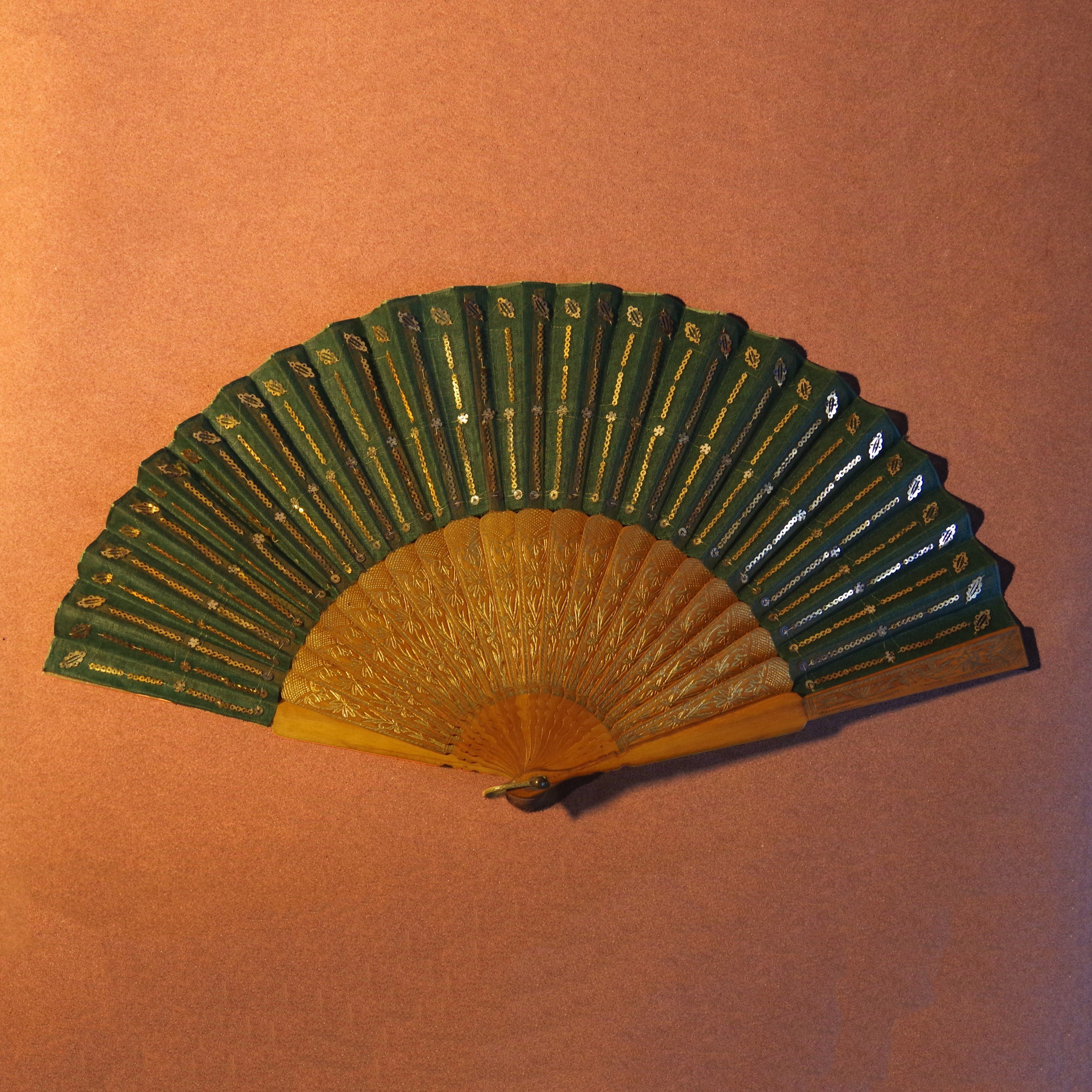 Antique fans. Современнные и актикварные украшения в Барселоне, Москве и Санкт-Петербурге