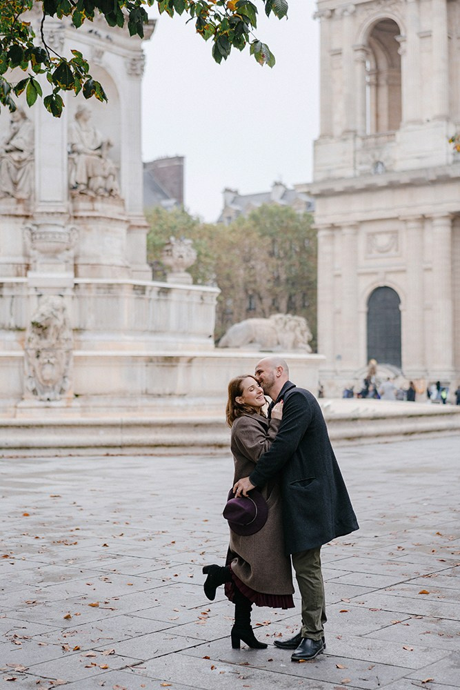 Parents to be at Saint-Sulpice square during a photoshoot