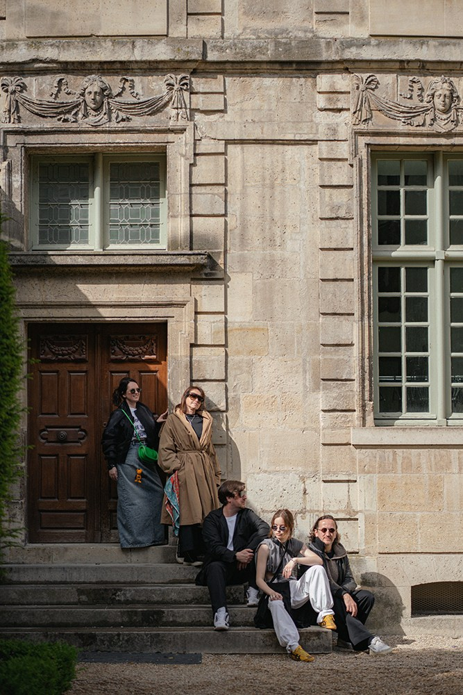 Big family candid moment during a photoshoot in Marais district