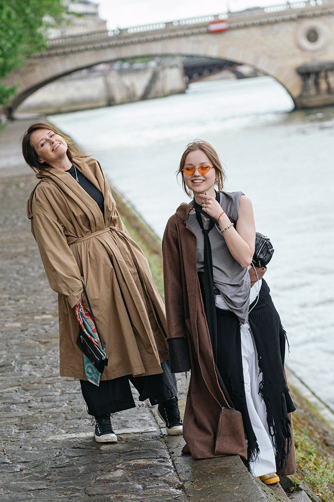 Mother & daughter candid moment near the Seine during a photoshoot at Le Marais