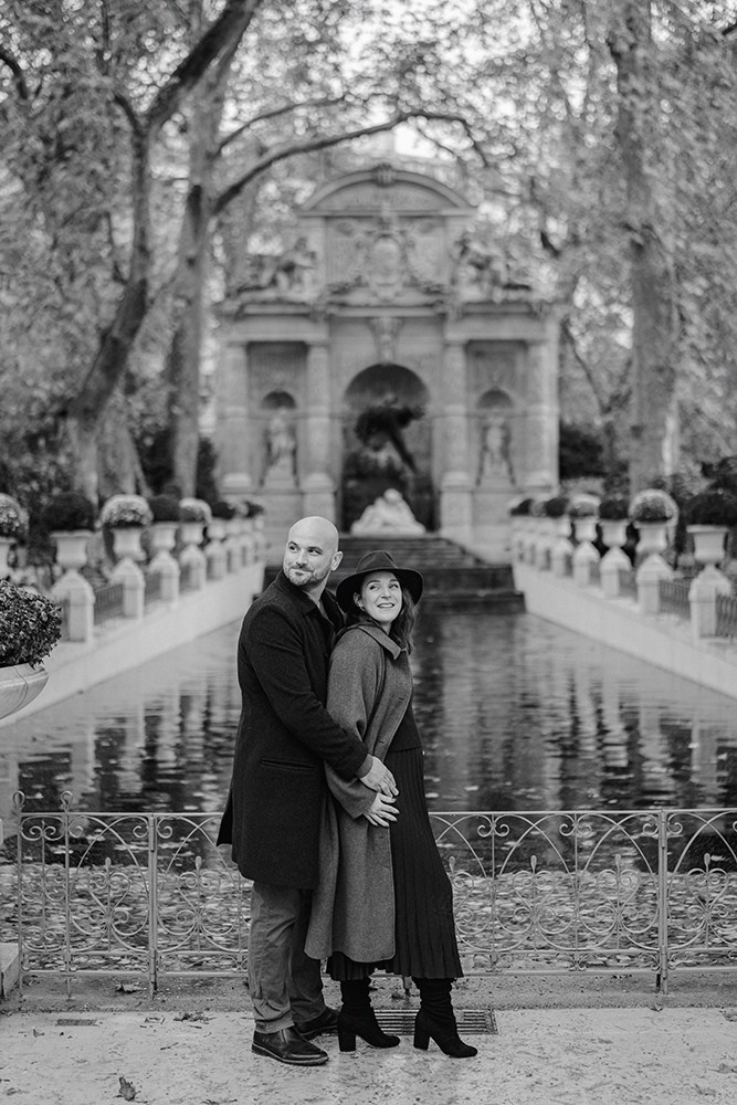 Parents to be near Medici Fountain during a couple photoshoot