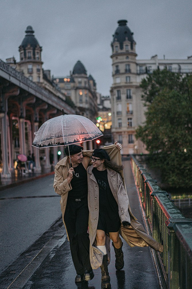View of Pont de Bir-Hakeim for a couple photoshoot