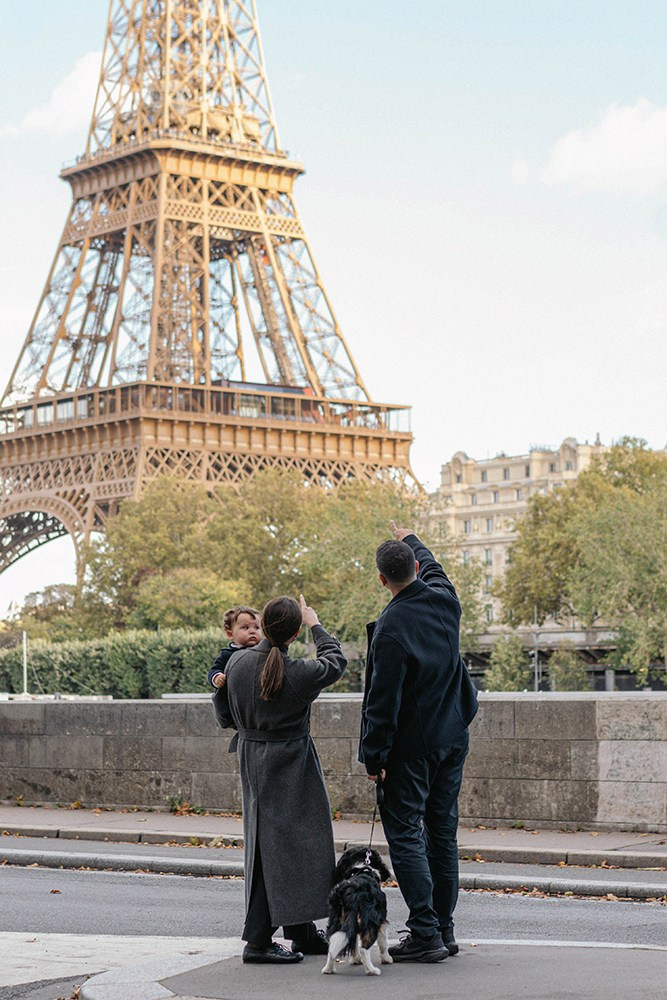 View of the Eiffel Tower for a family photoshoot
