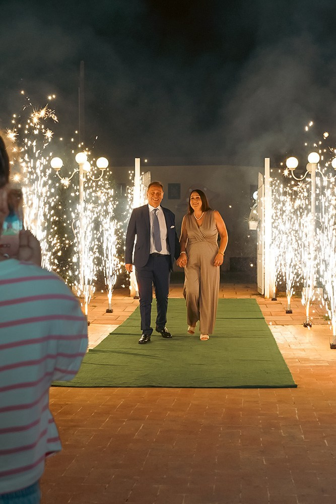 Servizio fotografico compleanno Napoli – amici che brindano al tavolo insieme coi calici in alto