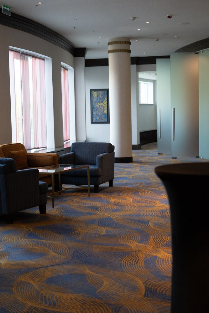 Минималистичная переговорная зона в отеле для деловых встреч