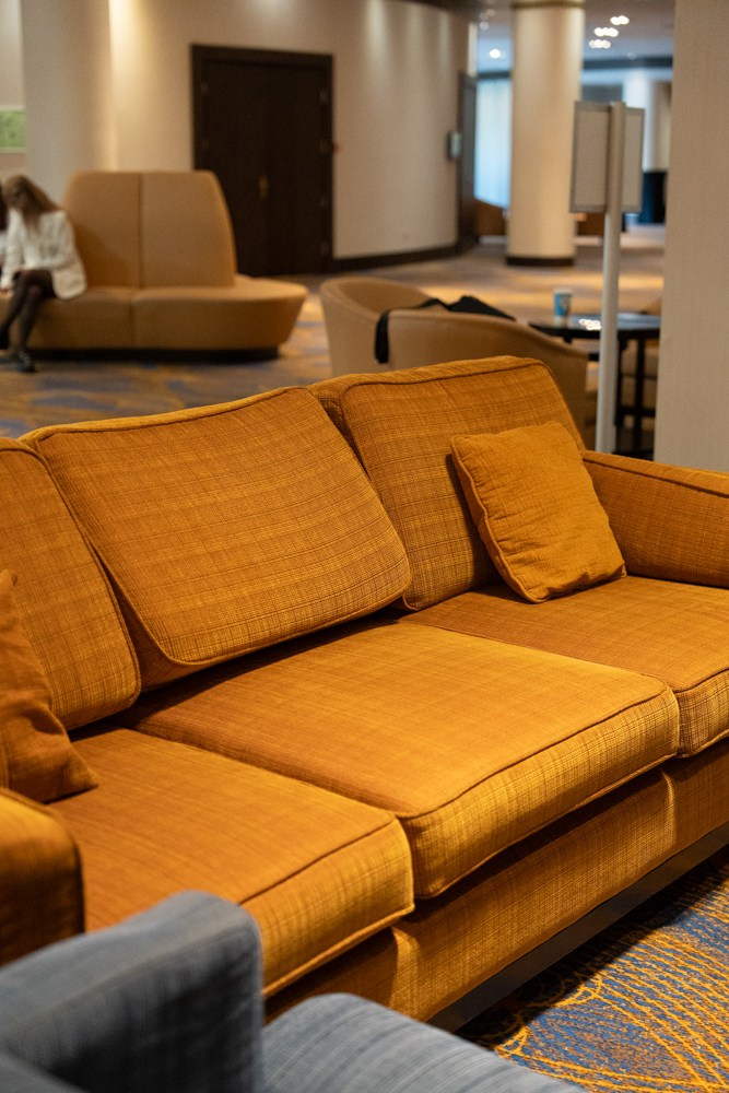 Современное оформление бизнес-отеля с жёлтым диваном