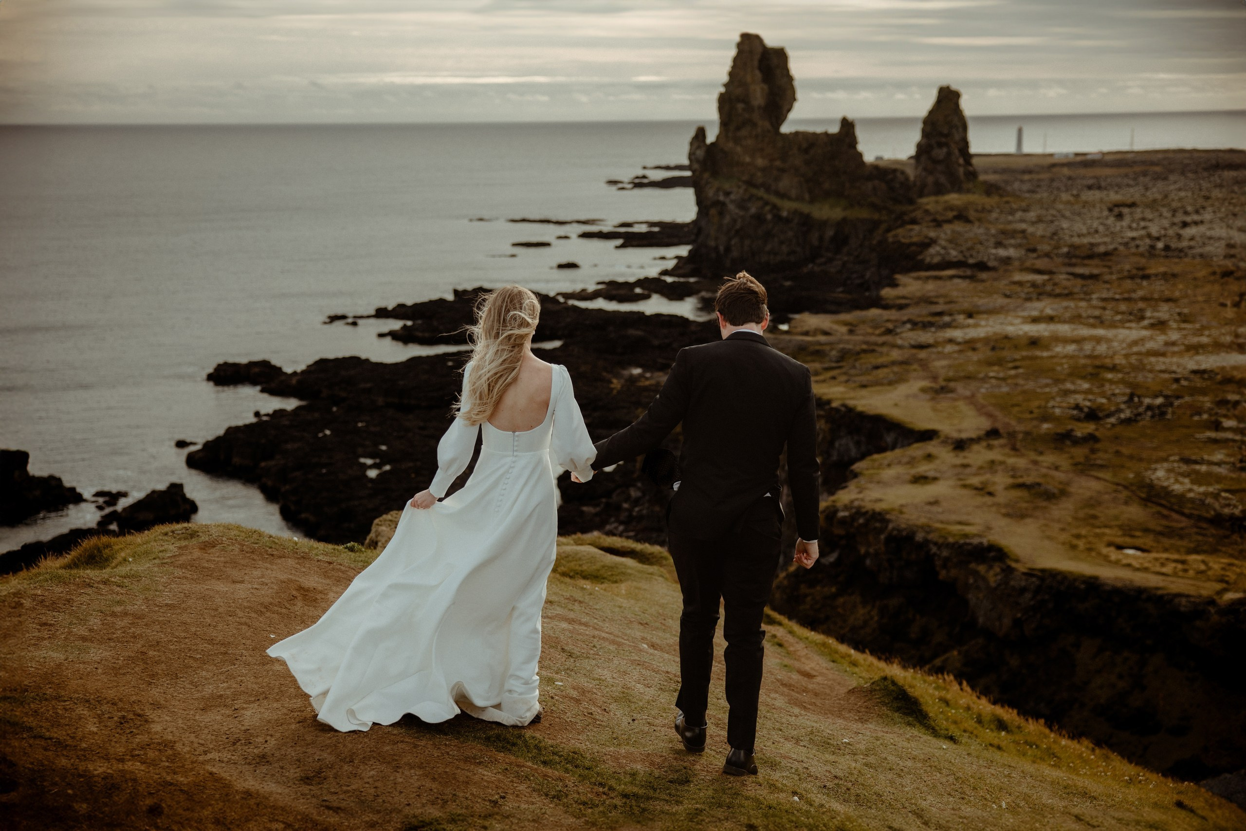 What to pack for Iceland elopement: ultimate Iceland elopement packing list. Destination wedding elopement photographer videographer